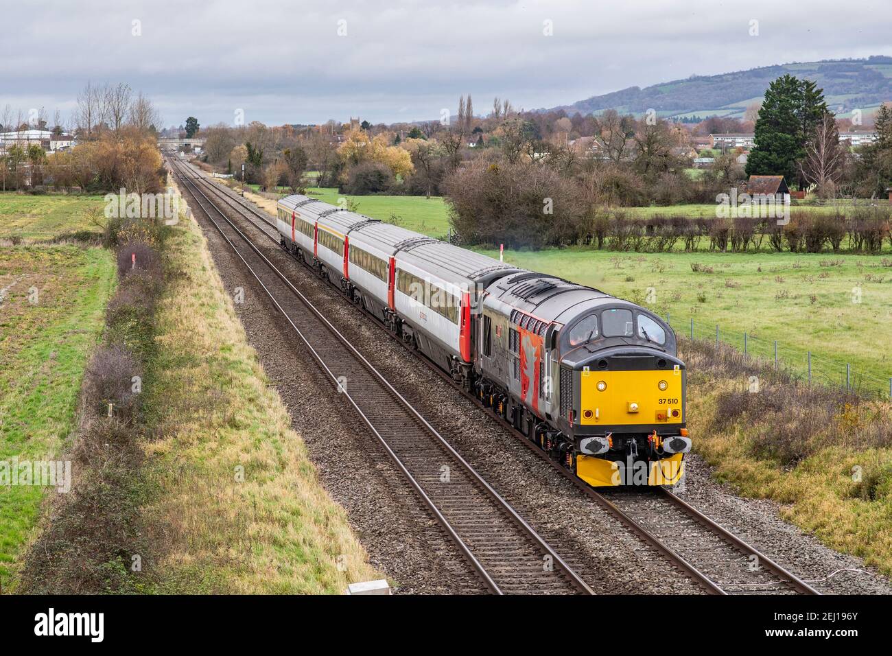 Le groupe des opérations ferroviaires 37510 est sous la direction de Claydon près d'Ashchurch avec Un râteau d'anciens entraîneurs de l'Anglia MK3 de long Stockage Marston à Cardiff Banque D'Images