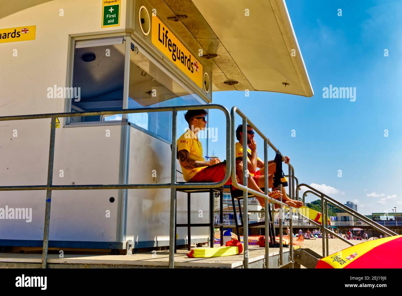 Bournemouth, Dorset / UK - juillet 11 2019: Une station de Lifeguard RNLI Beach sur la plage de Bournemouth à Dorset, Angleterre, Royaume-Uni Banque D'Images