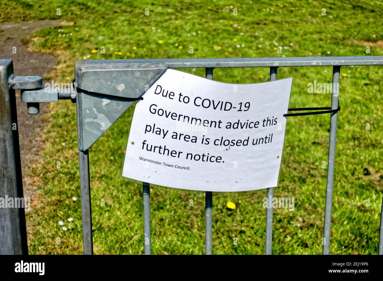 Warminster,Wiltshire UK - avril 24 2020 : un avis joint aux rambardes du conseil municipal de Warminster indiquant qu'une aire de jeux pour enfants est fermée Banque D'Images