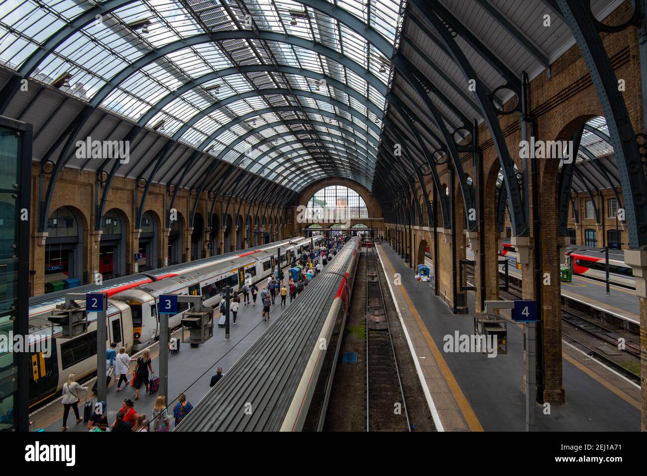 Gare de Kings Cross St Pancras avec une foule de voyageurs. Londres, Angleterre Banque D'Images