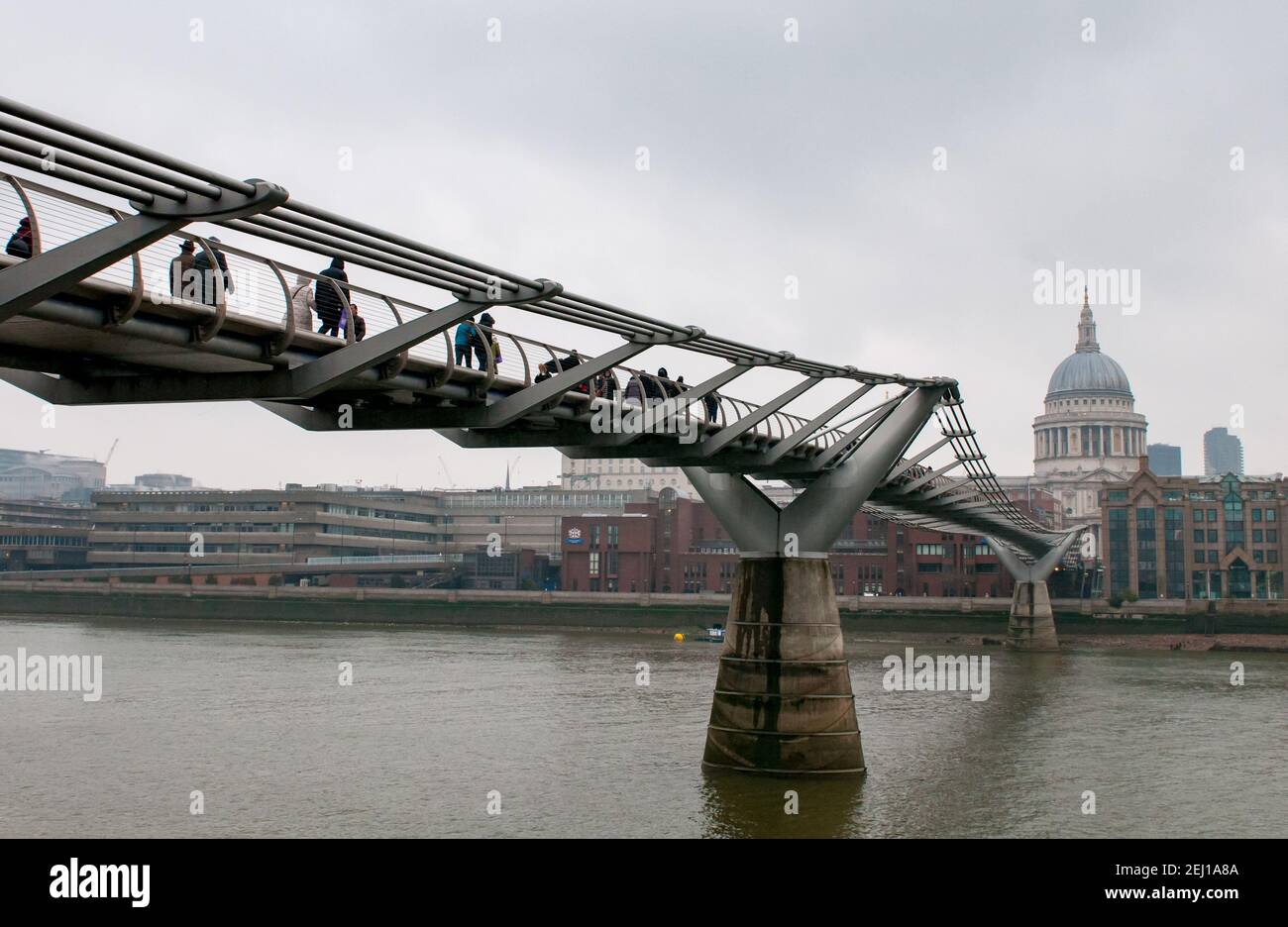 Horizon de Londres avec le pont du millénaire, la cathédrale St-Paul et la rivière thames en Angleterre. Banque D'Images