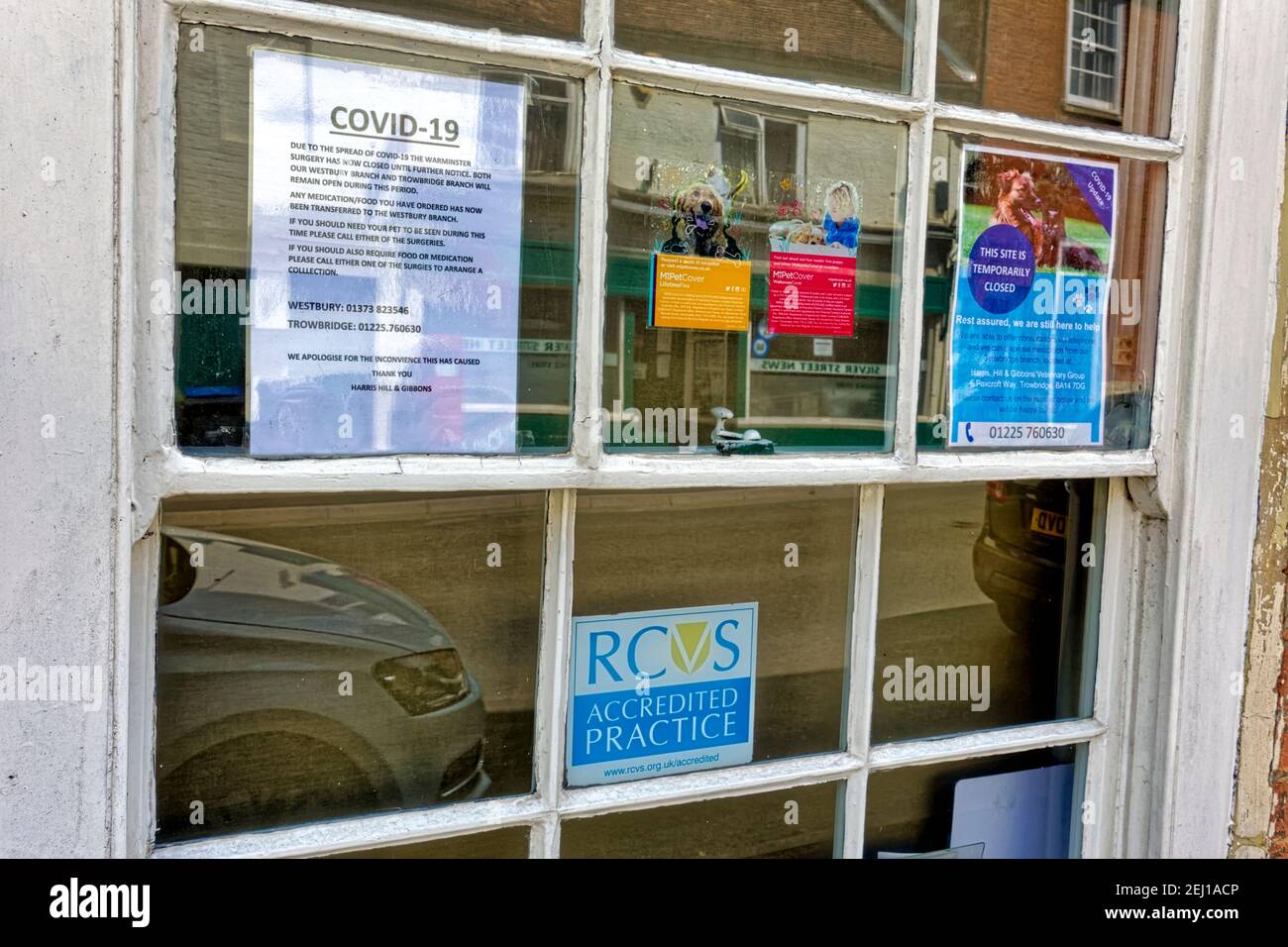 Warminster, Wiltshire UK - Mai 7 2020: Un panneau dans Harris, Hill et Gibbons Veterinary Practice indiquant qu'il est temporairement fermé en raison de Covid 19 Banque D'Images