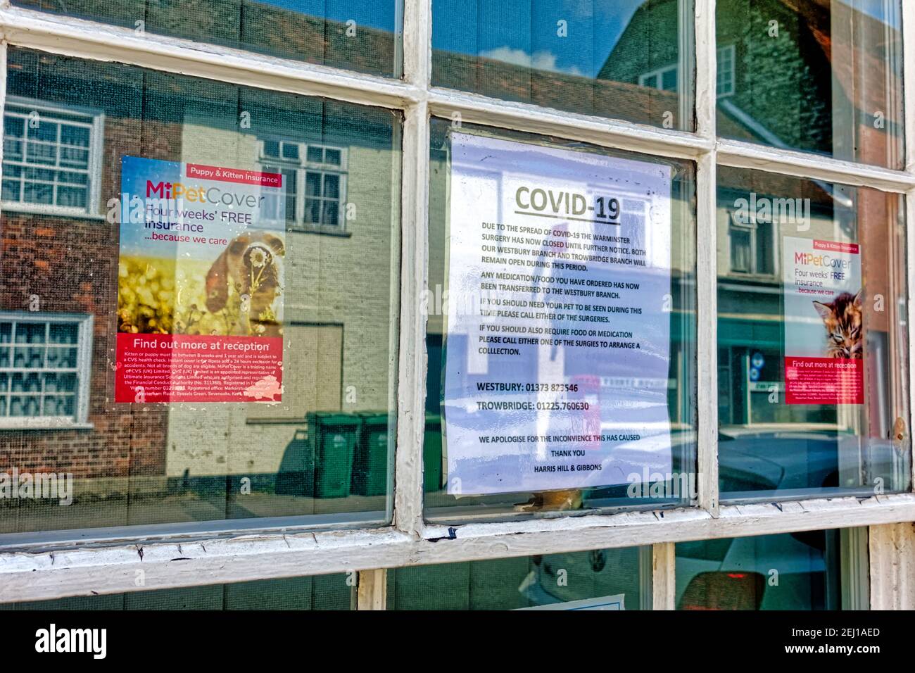 Warminster, Wiltshire UK - Mai 7 2020: Un panneau dans Harris, Hill et Gibbons Veterinary Practice indiquant qu'il est temporairement fermé en raison de Covid 19 Banque D'Images