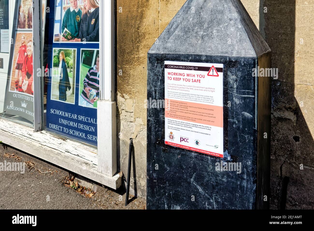 Warminster, Wiltshire UK - avril 22 2020 : un coronavirus Covid-19 affiche d'information sur un lampadaire de rue dans la petite ville marchande de Warminster Banque D'Images