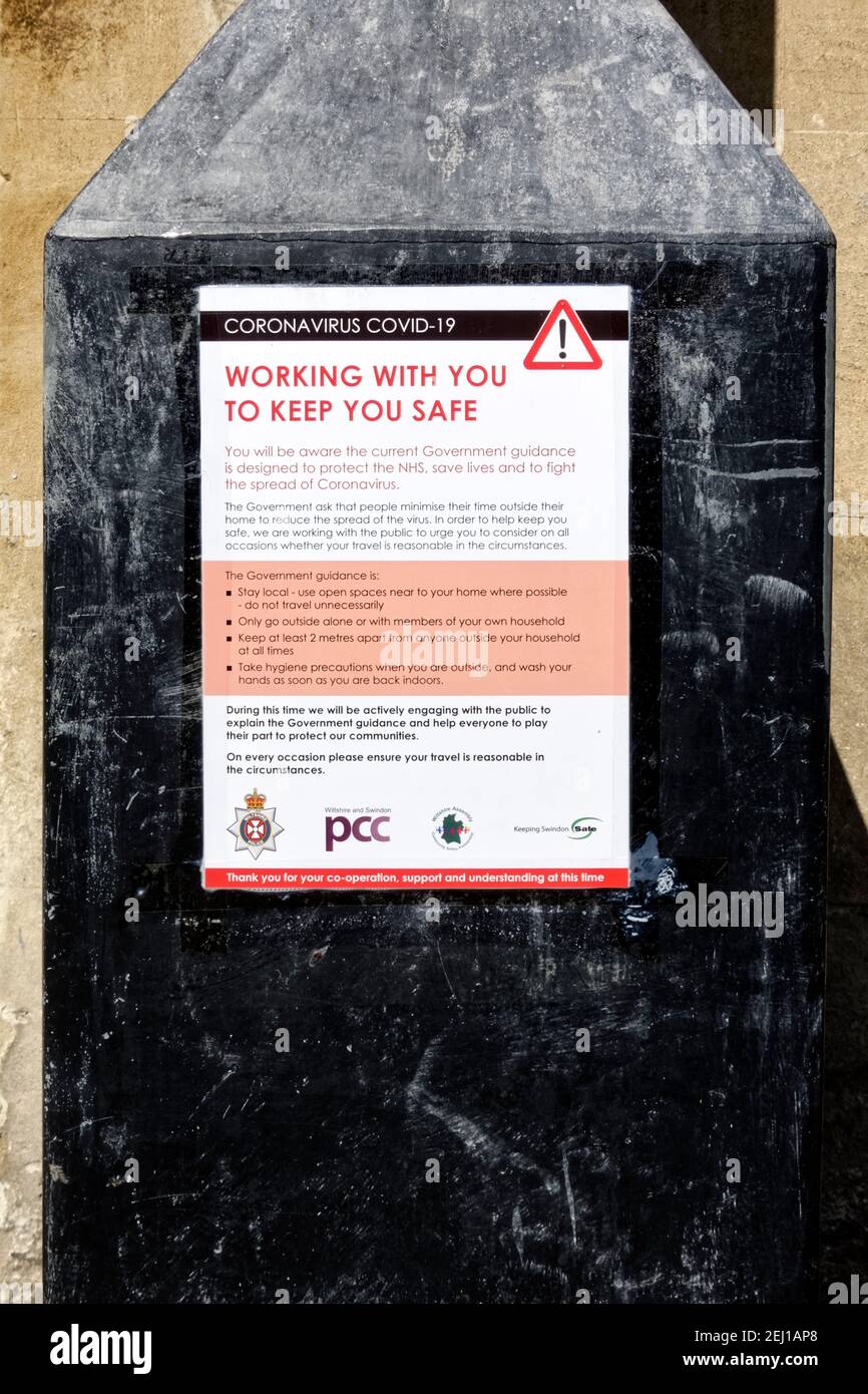 Warminster, Wiltshire UK - avril 22 2020 : un coronavirus Covid-19 affiche d'information sur un lampadaire de rue dans la petite ville marchande de Warminster Banque D'Images