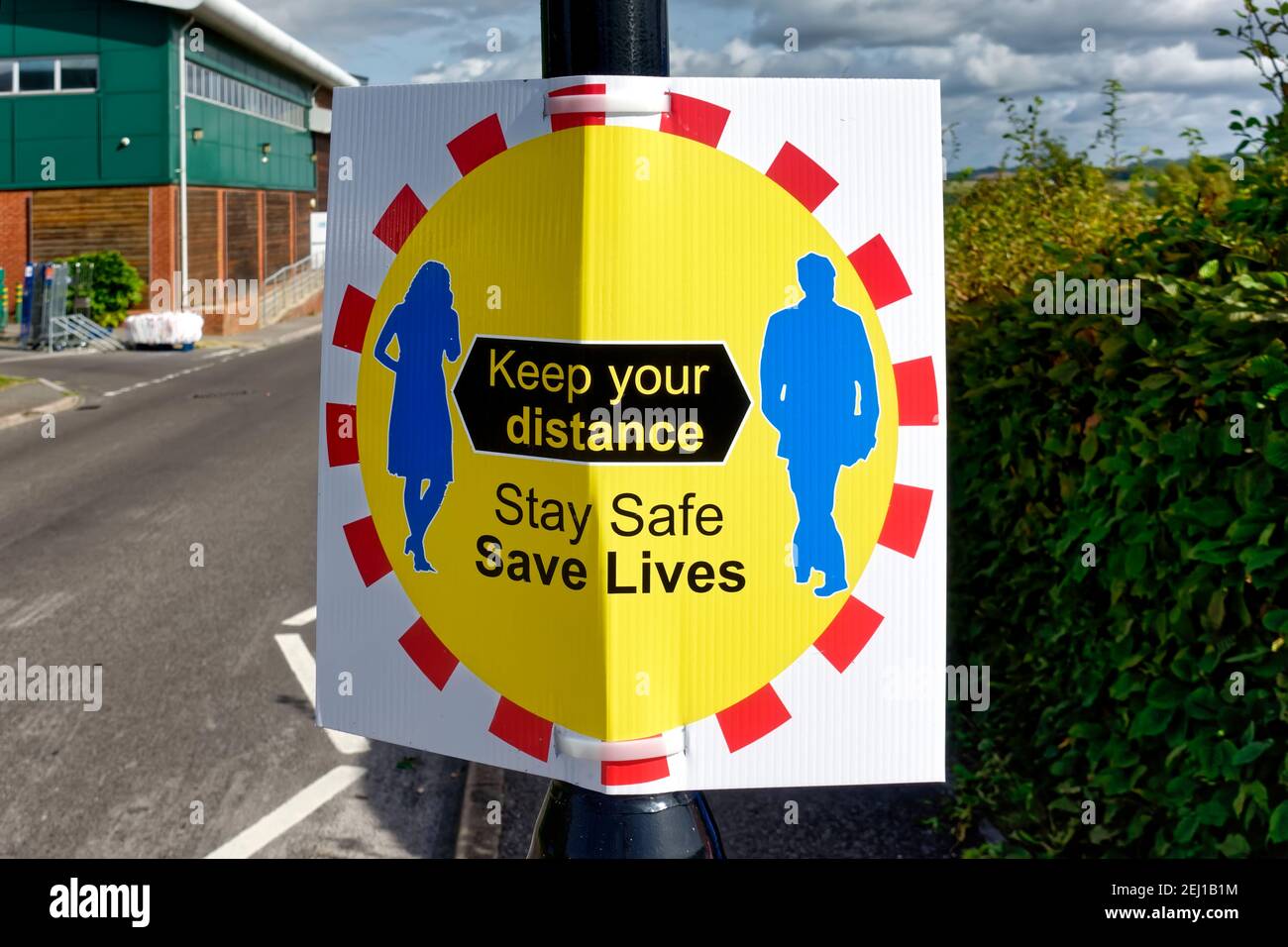 Salisbury, Wiltshire / Royaume-Uni - September12 2020: A Gardez votre distance, restez en sécurité, Save Lives Sign at Salisbury District Hospital Banque D'Images