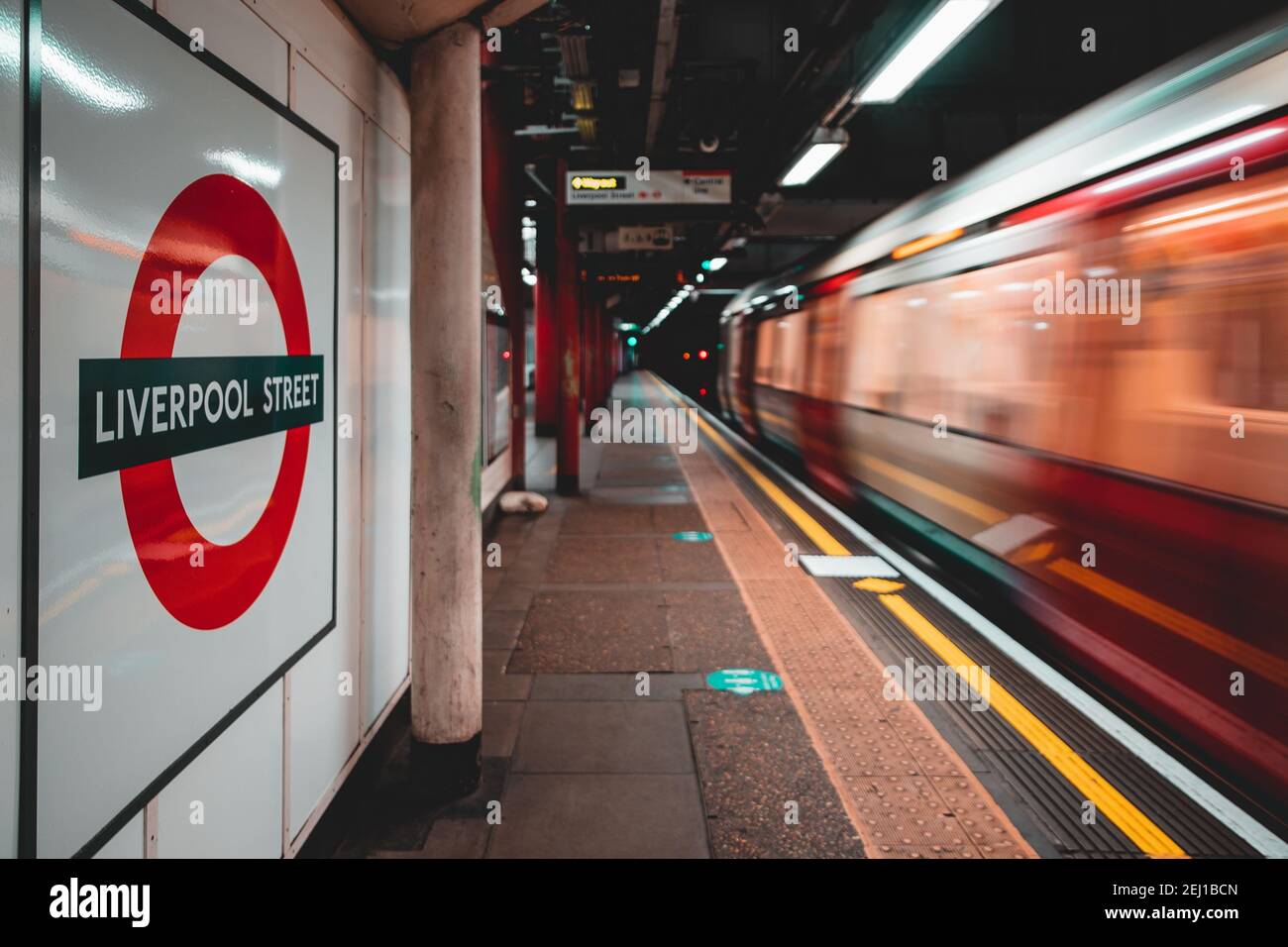 Londres UK janvier 2021 panneau de la station de métro Liverpool Street, train en mouvement flou. Les plates-formes sont vides pendant le covid national du Royaume-Uni Banque D'Images