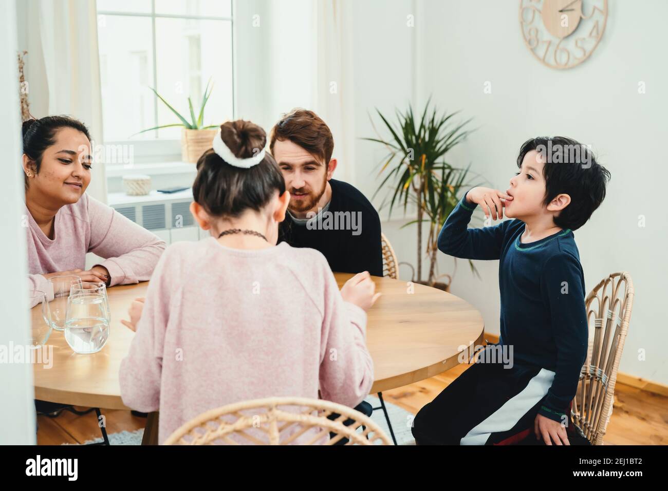 Famille mixte jouant avec un jeu de société à la table Banque D'Images