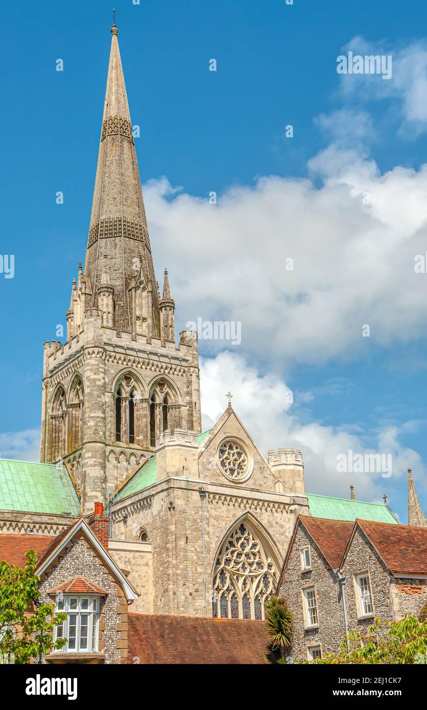 Chichester Cathedral vu de Bishops Palace Garden au printemps, West Sussex, Angleterre, Royaume-Uni Banque D'Images