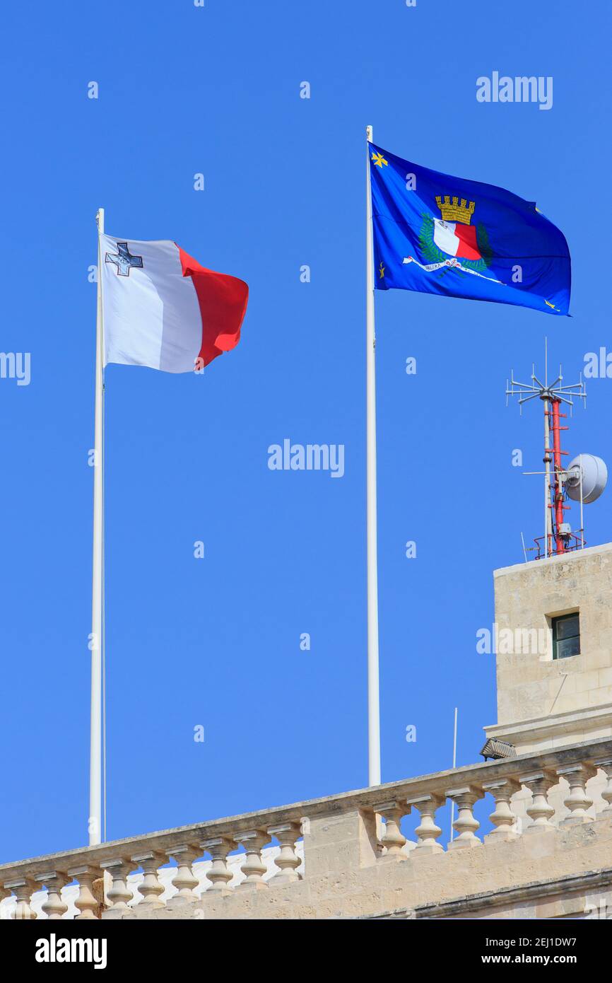 Le drapeau national et la norme présidentielle en haut du Palais du Président à la Valette, Malte Banque D'Images
