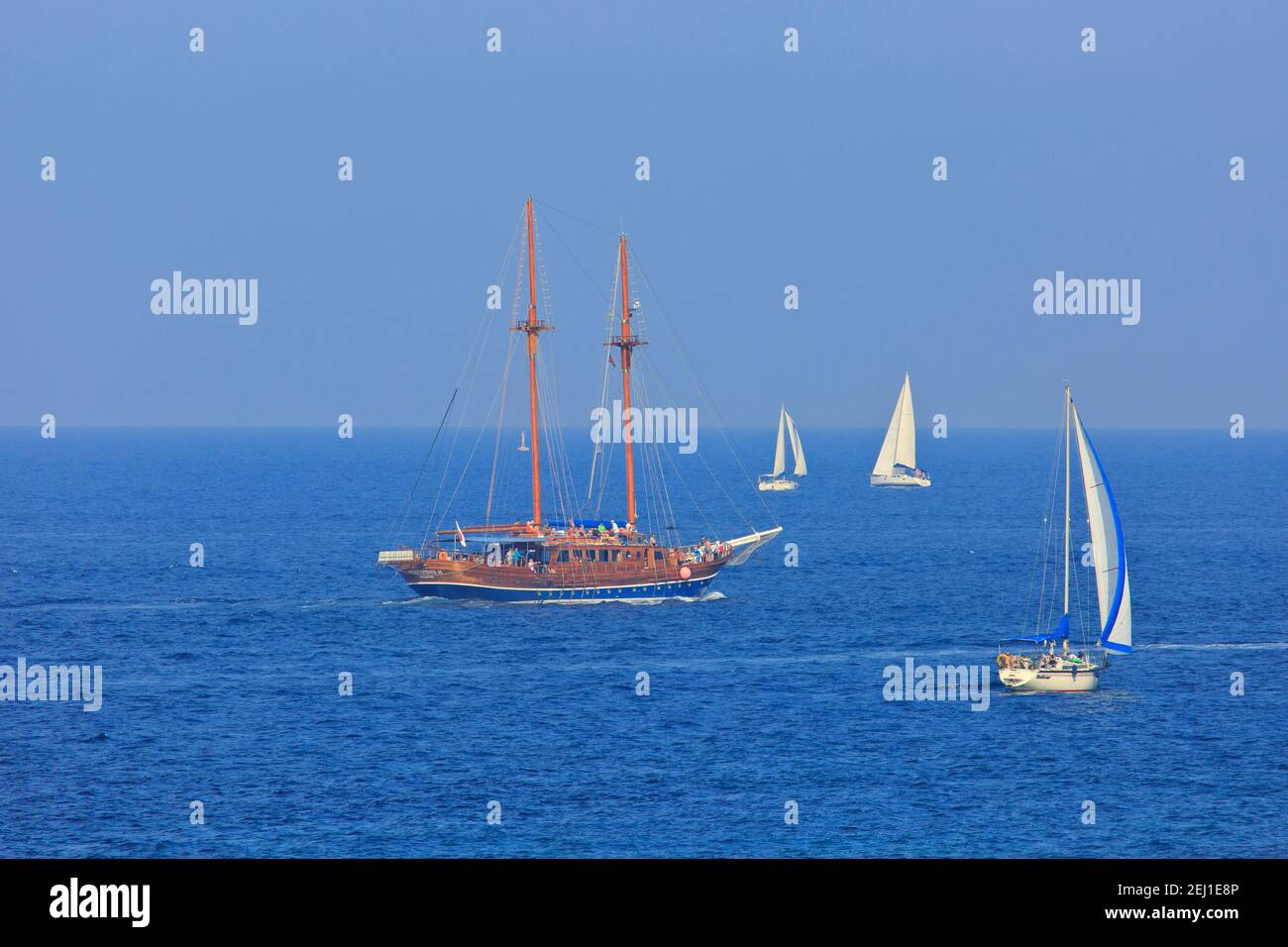 Le bateau à voile Fernandes II naviguant parmi d'autres bateaux à voile au cours d'un bel après-midi d'été le long de la côte de la Valette, Malte Banque D'Images