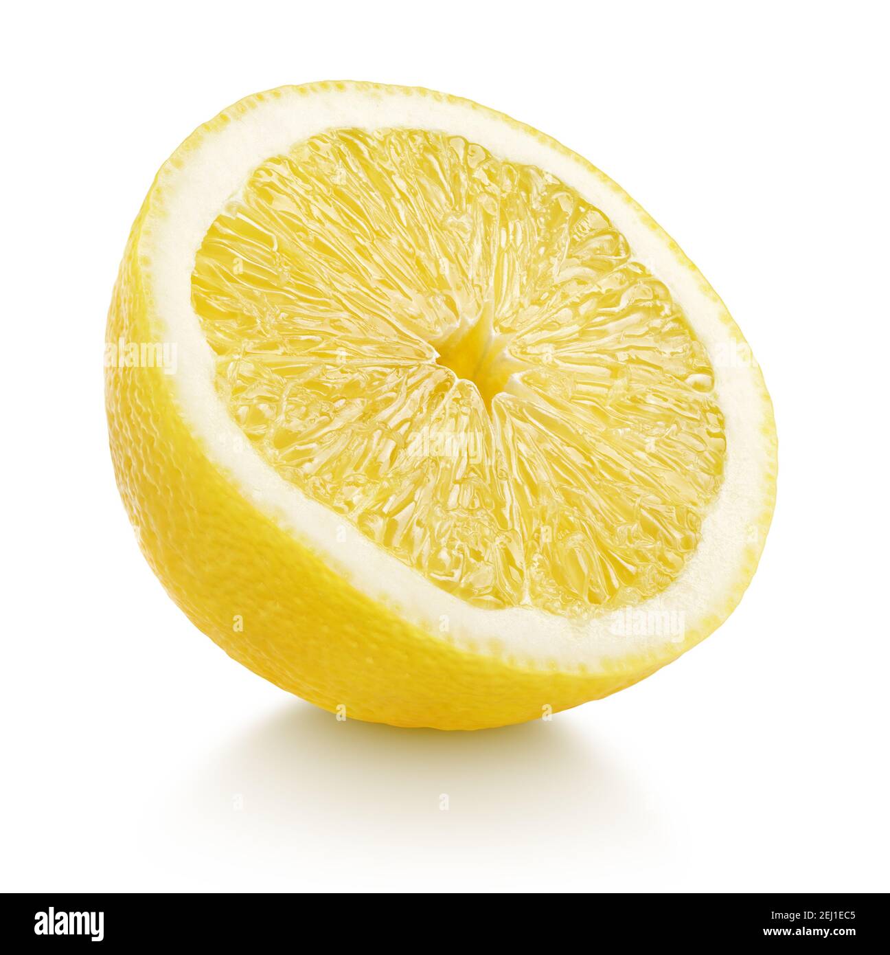 Moitié citron agrumes isolés sur blanc avec passe-cheveux Banque D'Images