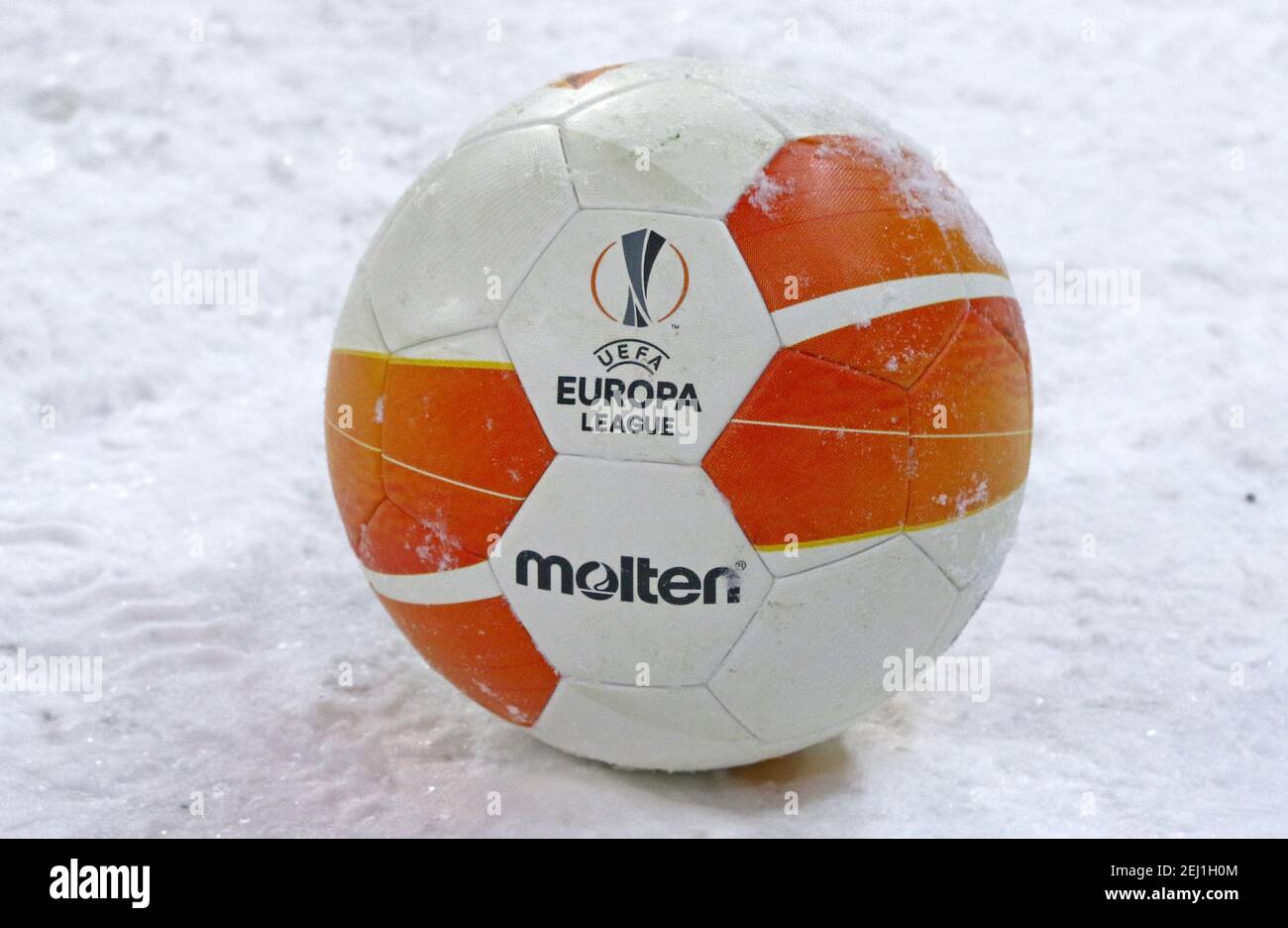 KIEV, UKRAINE - 18 FÉVRIER 2021 : ballon de match officiel de la saison  2020/21 de l'UEFA Europa League sur le terrain enneigé du match de l'UEFA Europa  League Dynamo Kyiv v