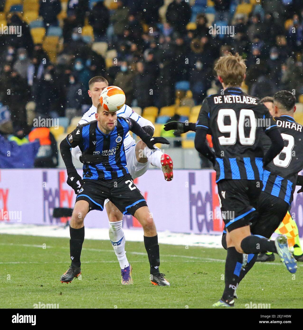 KIEV, UKRAINE - 18 FÉVRIER 2021: Le Bas Dost du Club Brugge (L) lutte pour une balle avec Denys Popov de Dynamo Kyiv lors de leur match de l'UEFA Europa League au NSC Olimpiyski stade de Kiev Banque D'Images