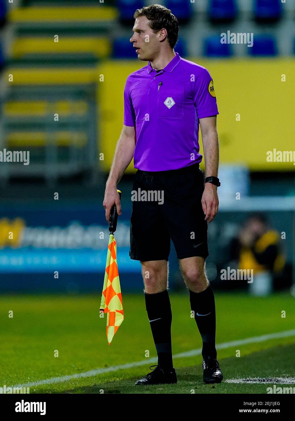 SITTARD, PAYS-BAS - FÉVRIER 20 : arbitre adjoint Sjoerd Nanninga lors du match Eredivisiie entre Fortuna Sittard et l'ADO Den Haag à Sparta S. Banque D'Images