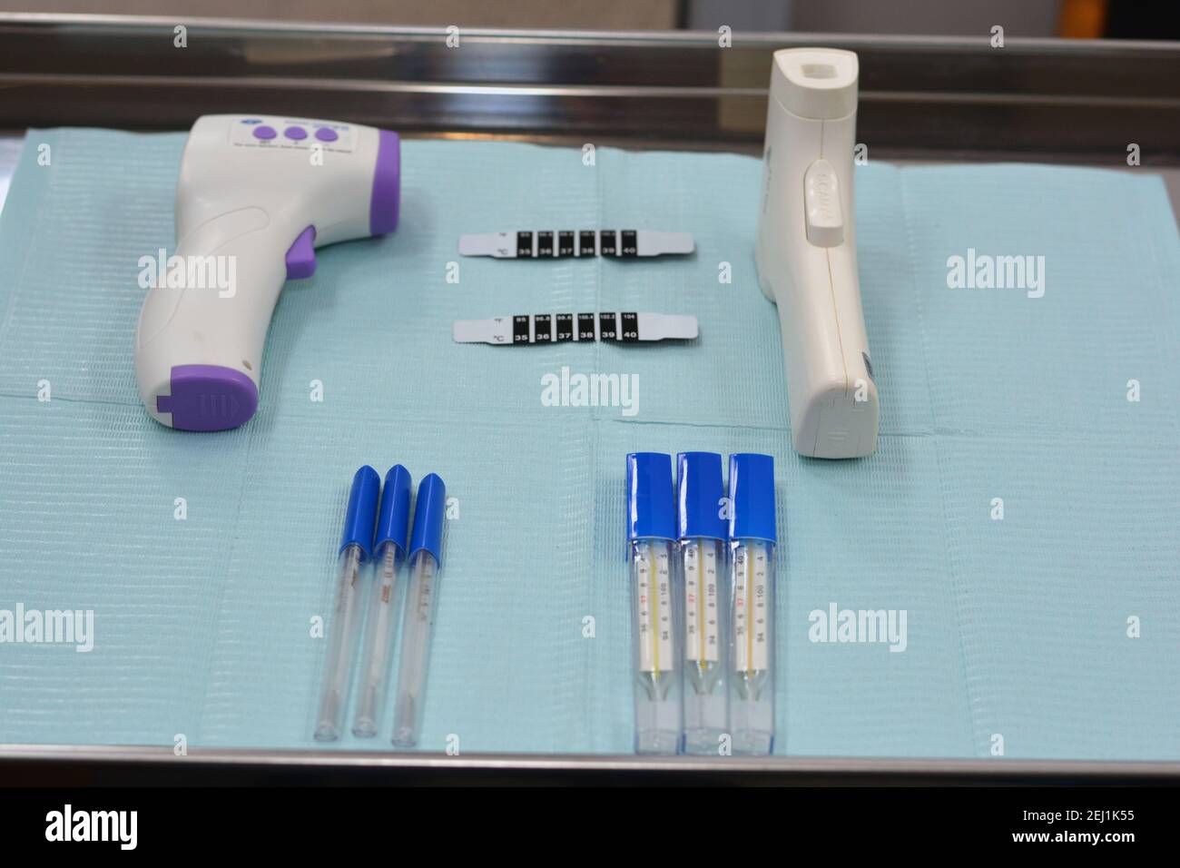Thermomètre numérique frontal infrarouge sans contact,. Thermomètre frontal à contact à bande,. Thermomètre à mercure pour aisselles, thermomètre à mercure oral Banque D'Images