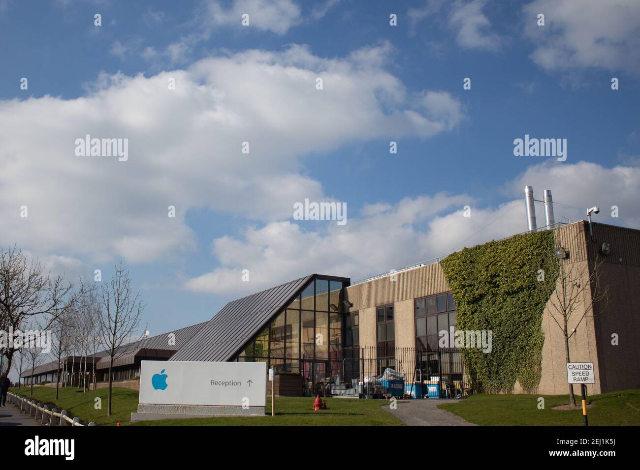 Siège européen d'Apple par une belle journée ensoleillée Banque D'Images