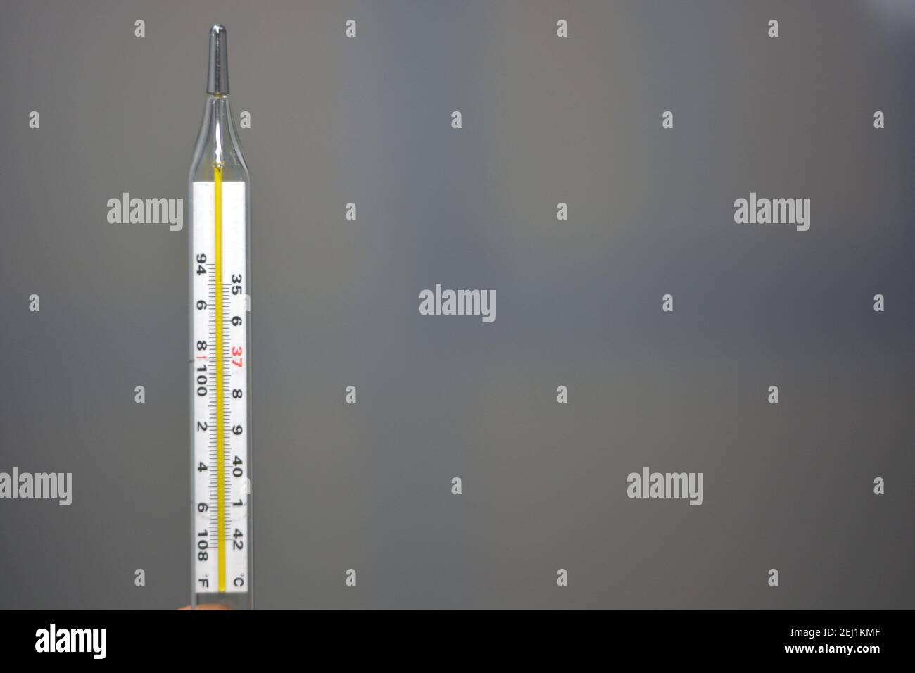 Thermomètre à température de mesure de mercure sous les bras, thermomètre axillaire d'aisselle en celsius Banque D'Images