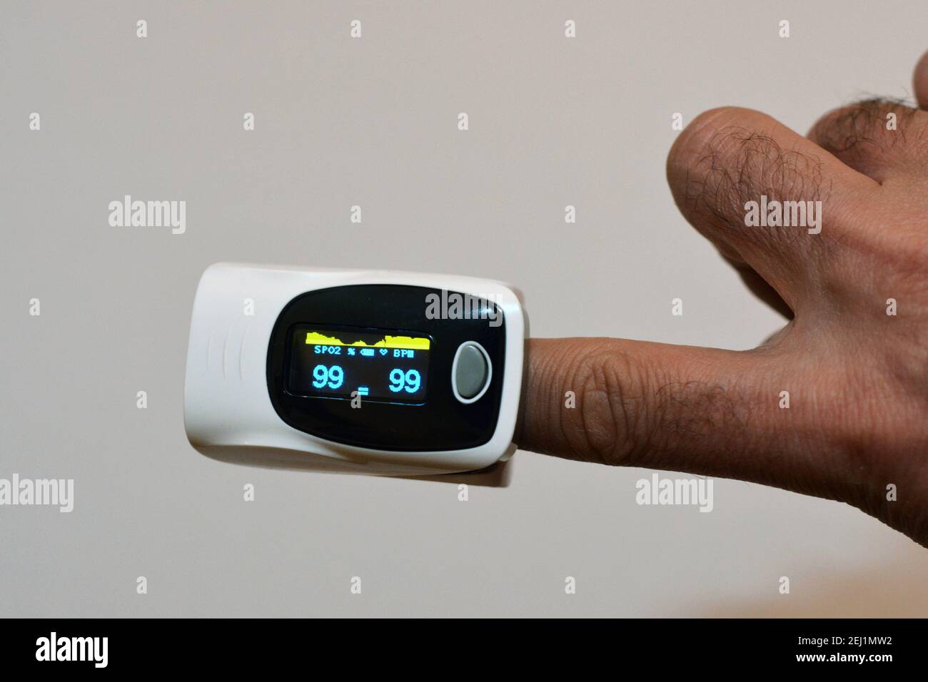 oxymètre de pouls du bout des doigts connecté à l'index de un jeune homme  mesurant la saturation en oxygène dans le sang et le cœur taux Photo Stock  - Alamy