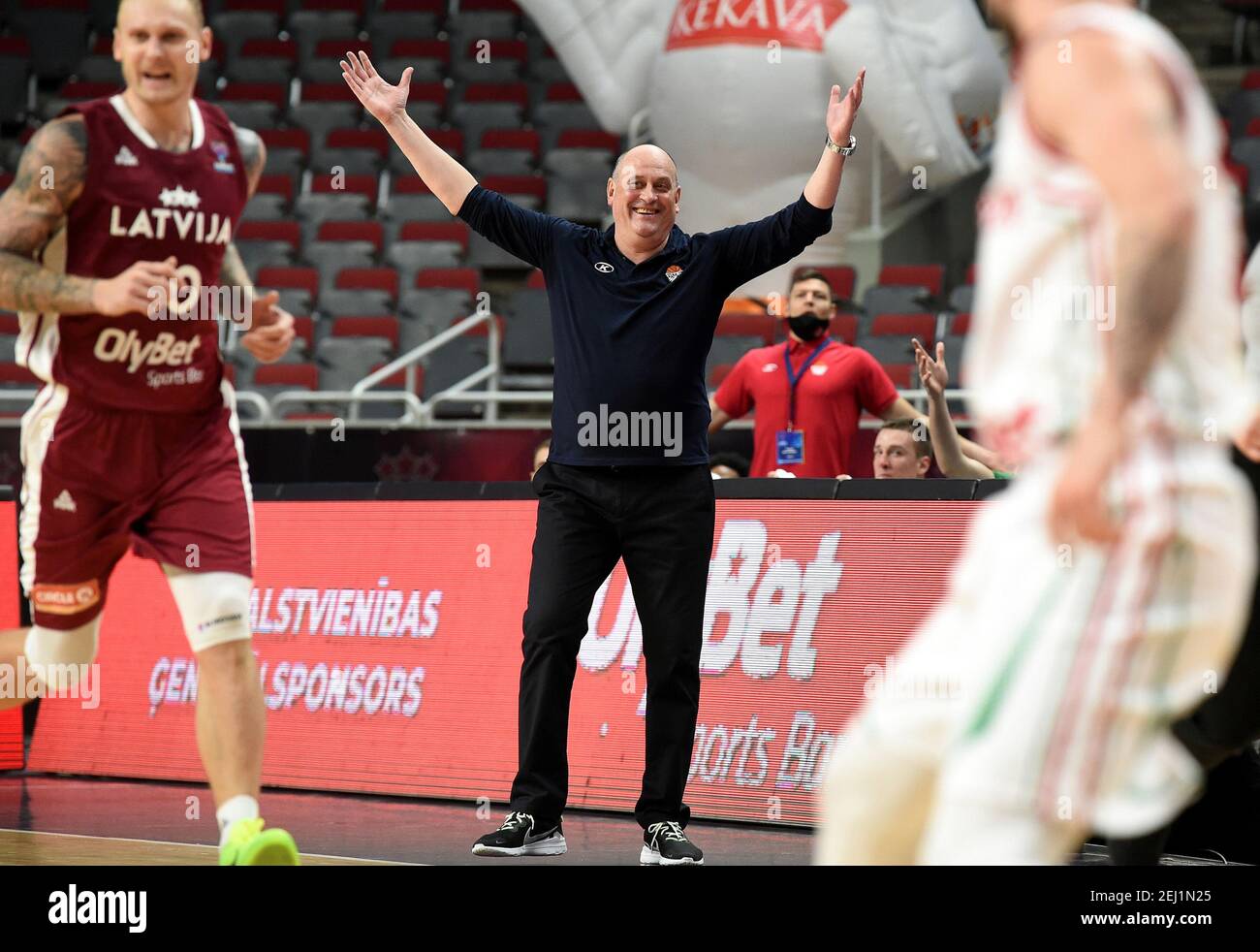 Riga, Lettonie. 20 février 2021. Georgi Kirilov Davidov, entraîneur-chef bulgare, réagit lors de son match de basket-ball qualification FIBA Eurobasket 2022 à Riga, en Lettonie, le 20 février 2021. Crédit: Edijs Palens/Xinhua/Alamy Live News Banque D'Images