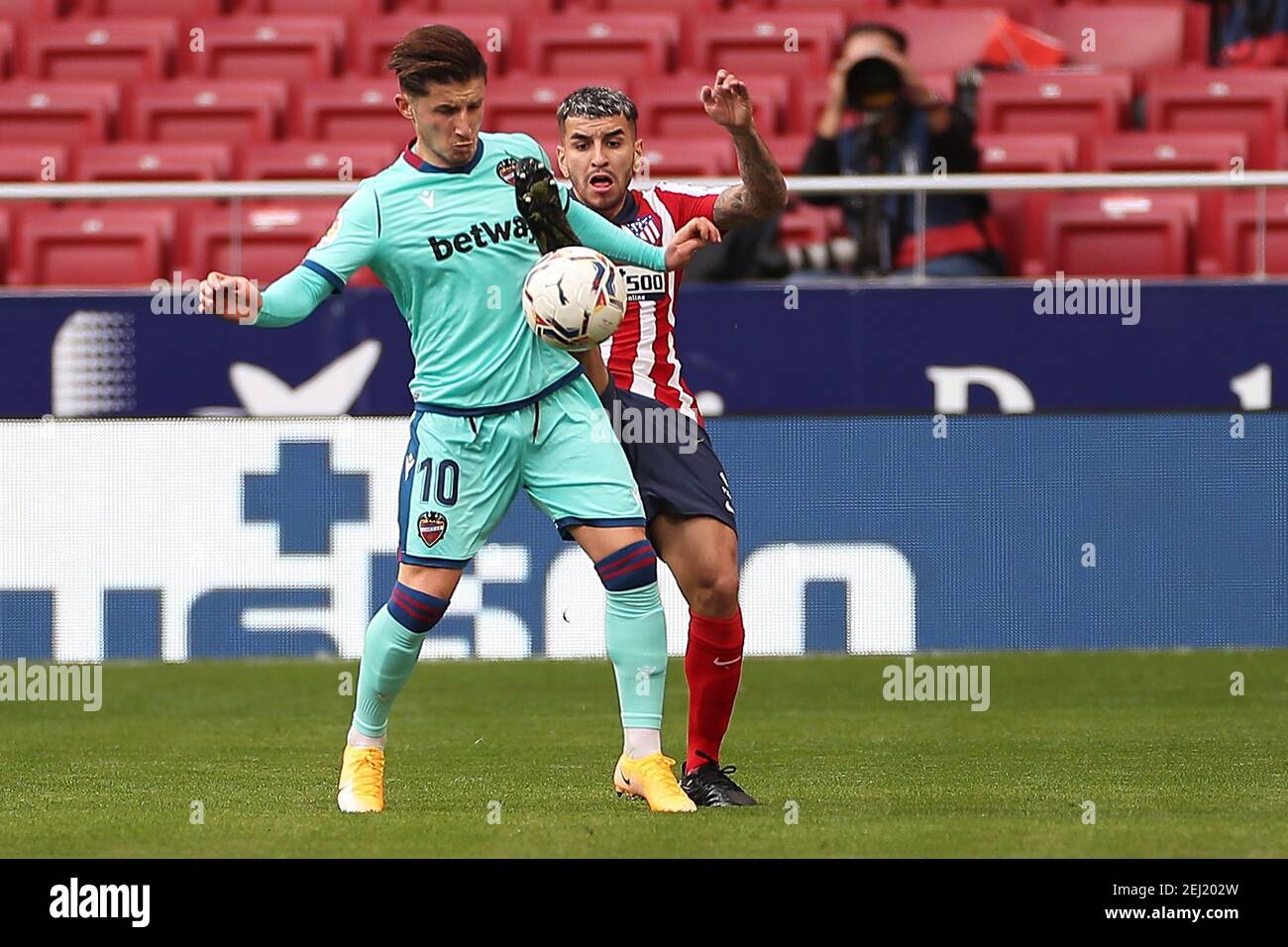 Madrid, Espagne. 20 février 2021. Enis Bardhi (L) de Levante rivalise avec Angel Correa d'Atletico lors du match de football espagnol de la Liga à Madrid, Espagne, le 20 février 2021. Crédit: Edward F. Peters/Xinhua/Alay Live News Banque D'Images