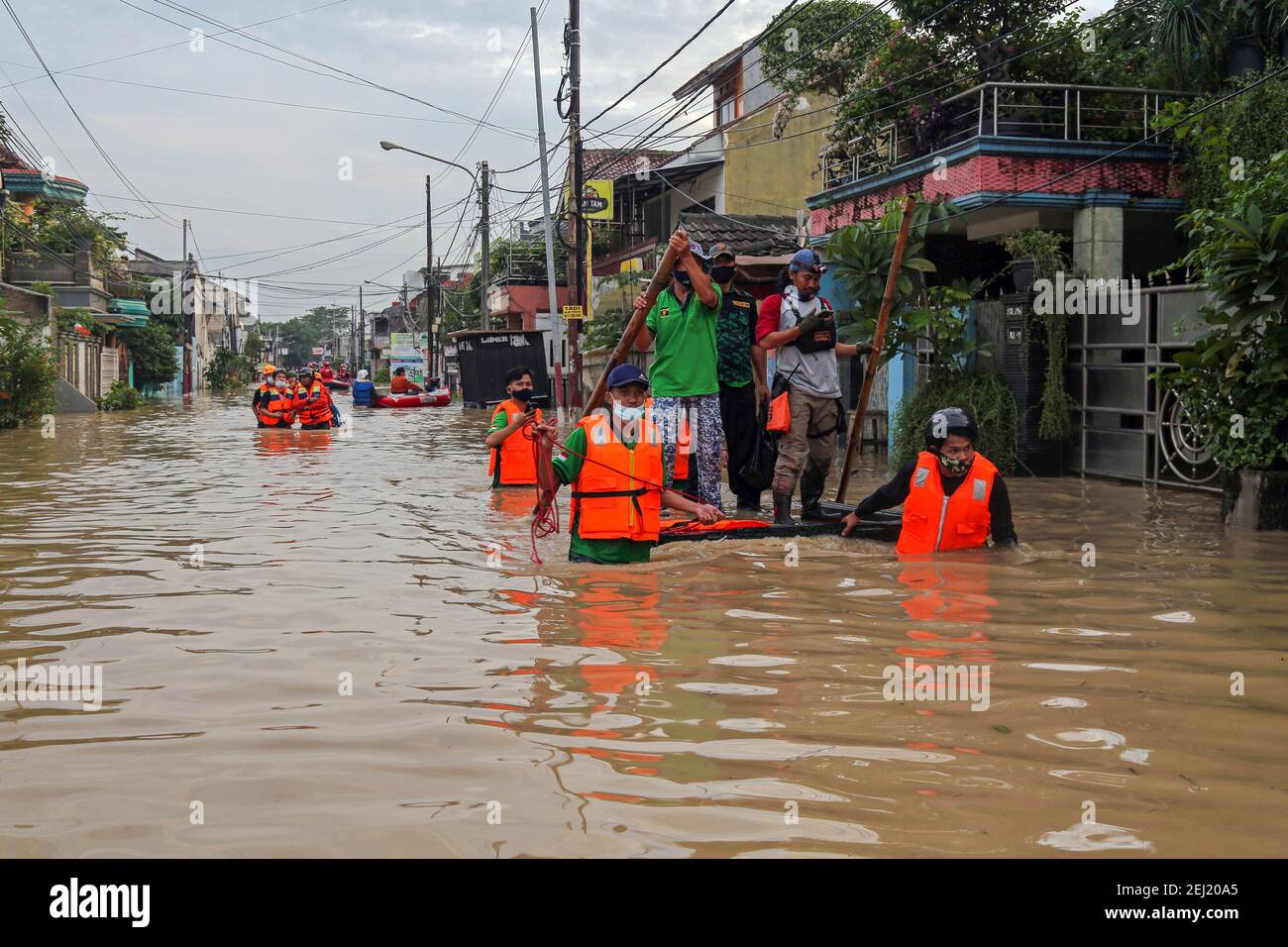 Les bénévoles transportent les victimes des inondations à l'aide de bateaux en caoutchouc pendant l'évacuation. En raison de fortes pluies au cours des derniers jours ont inondé la ville de Jakarta, et la région autour de la périphérie de la ville. Banque D'Images