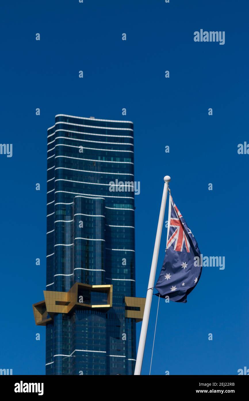 MELBOURNE, AUSTRALIE - 9 février 2021 : tour Australia 108 à côté d'un drapeau australien. Banque D'Images