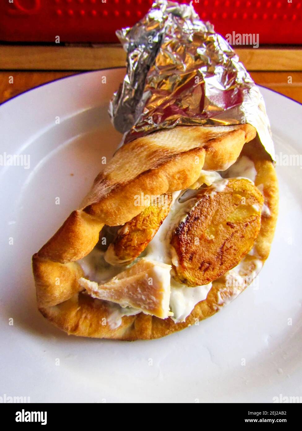 Gyros de poulet maison avec sauce Tzatziki, Crète, Grèce Banque D'Images