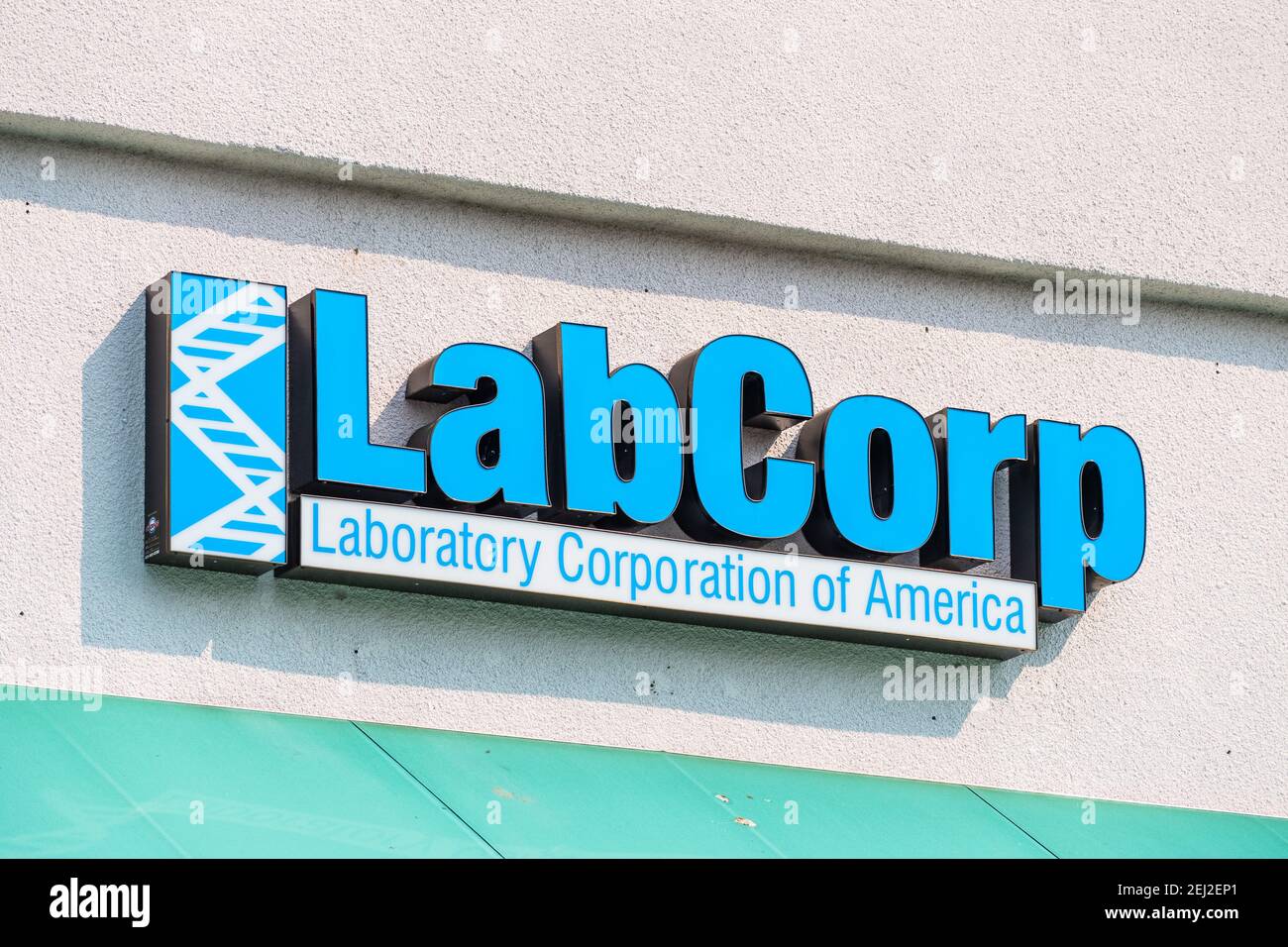 2 octobre 2020 Sunnyvale / CA / USA - logo LabCorp dans l'un des centres de services aux patients; Laboratory Corporation of America Holdings exploite l'un des Banque D'Images