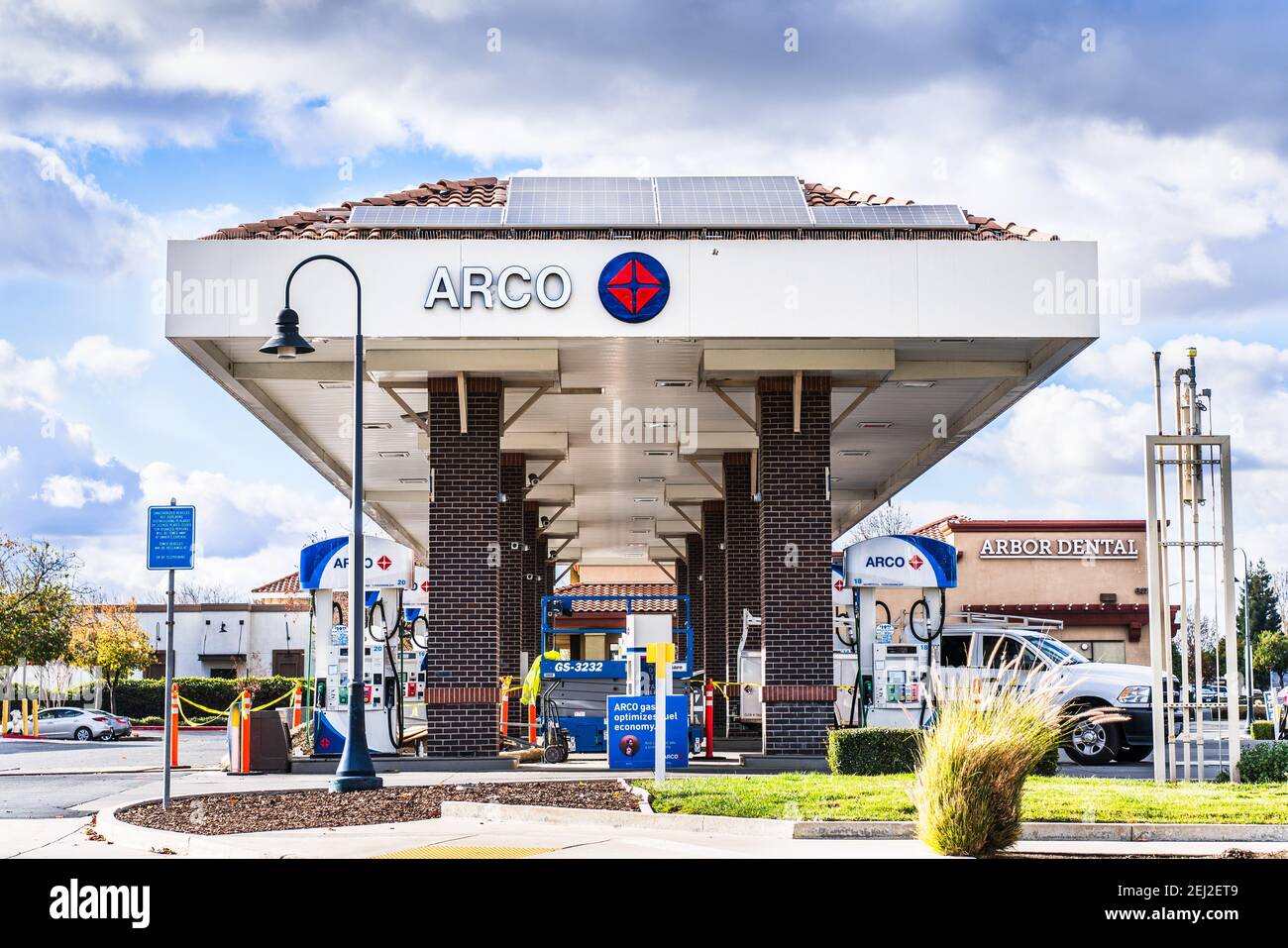 17 déc 2020 Brentwood / CA / USA - Arco (Atlantic Richfield Company) station-service avec panneaux solaires installés située dans le comté de Contra Costa Banque D'Images