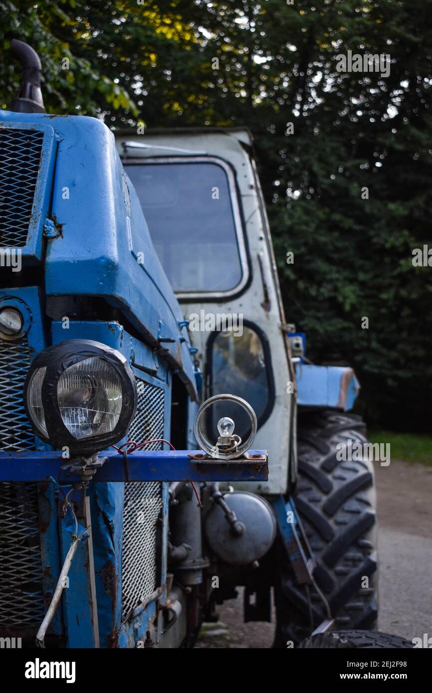 Un cliché vertical d'un vieux tracteur bleu Banque D'Images