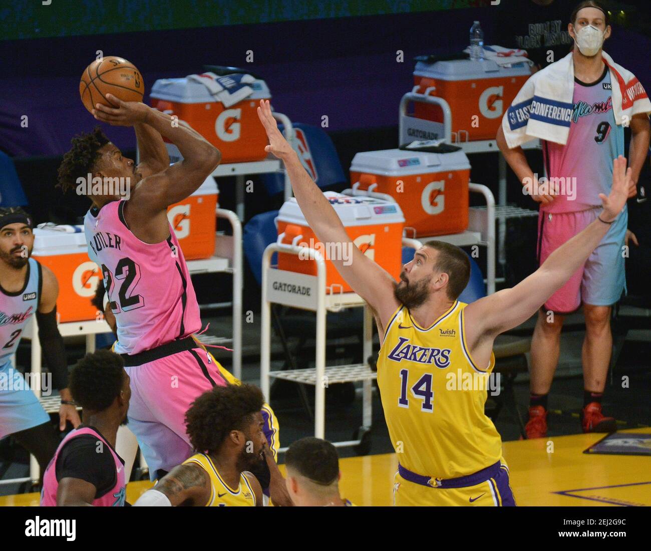 Los Angeles, États-Unis. 20 février 2021. Le garde-chaleur de Miami, Jimmy Butler, fait des prises de vue au-dessus du centre de Los Angeles, Marc Gasol, au cours de la première moitié, au Staples Center de Los Angeles, le samedi 20 février 2021. La chaleur a vaincu les Lakers 96-94. Photo de Jim Ruymen/UPI crédit: UPI/Alay Live News Banque D'Images