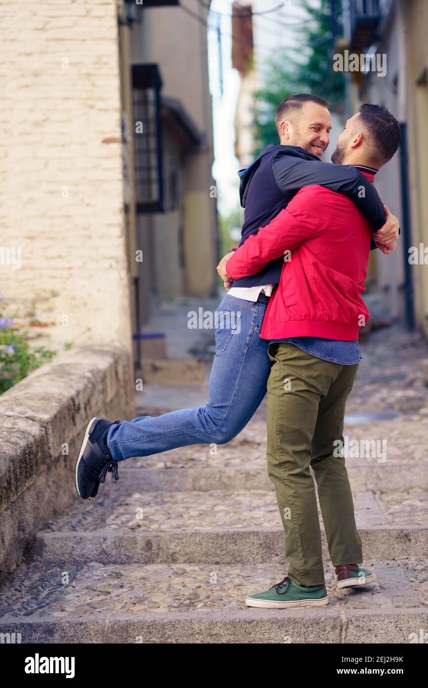 Couple gay dans un moment amusant et romantique dans la rue. Banque D'Images
