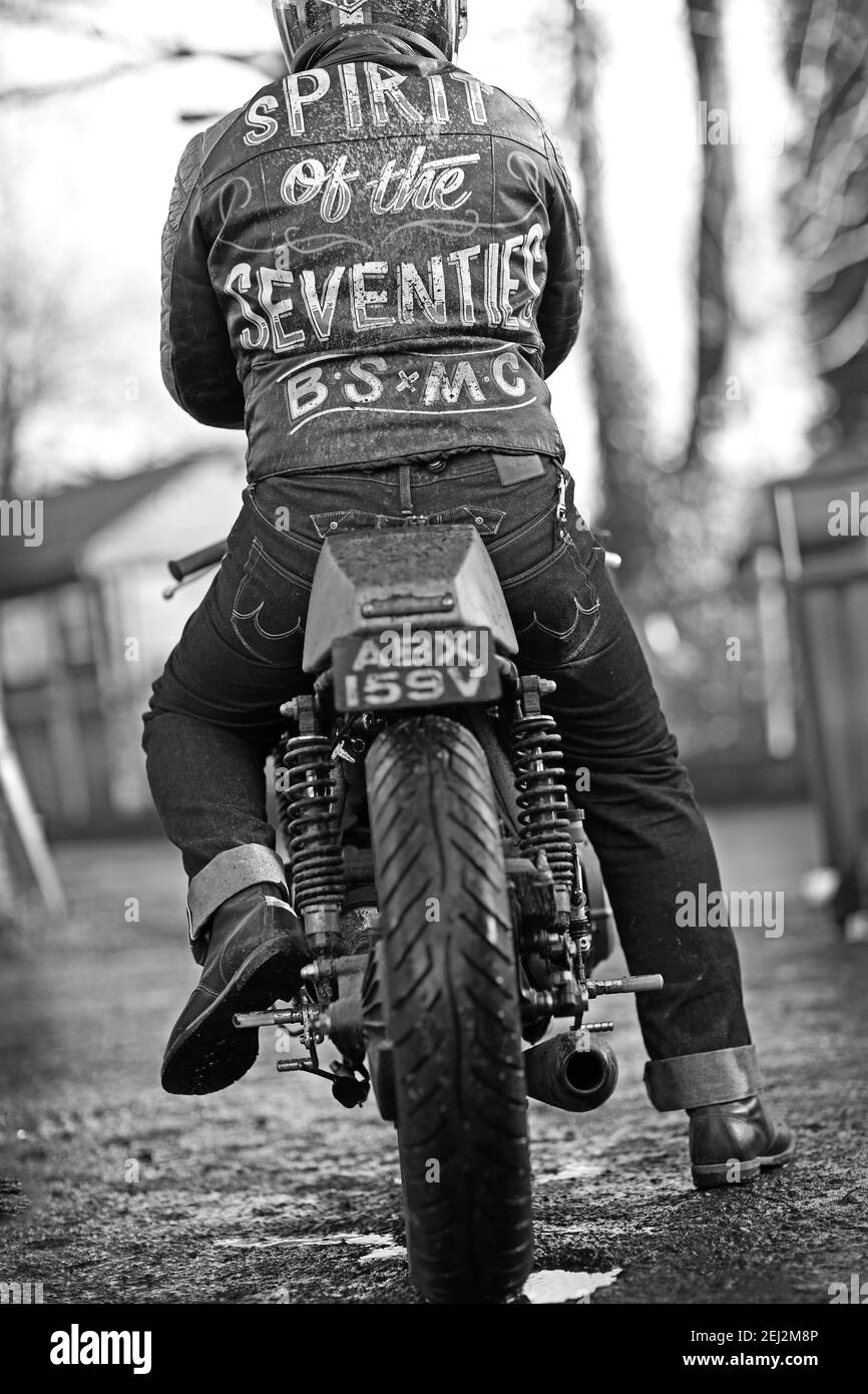 Vue arrière d'un motocycliste dans un cuir personnalisé Veste .dos de la veste en cuir de motard, Royaume-Uni Banque D'Images