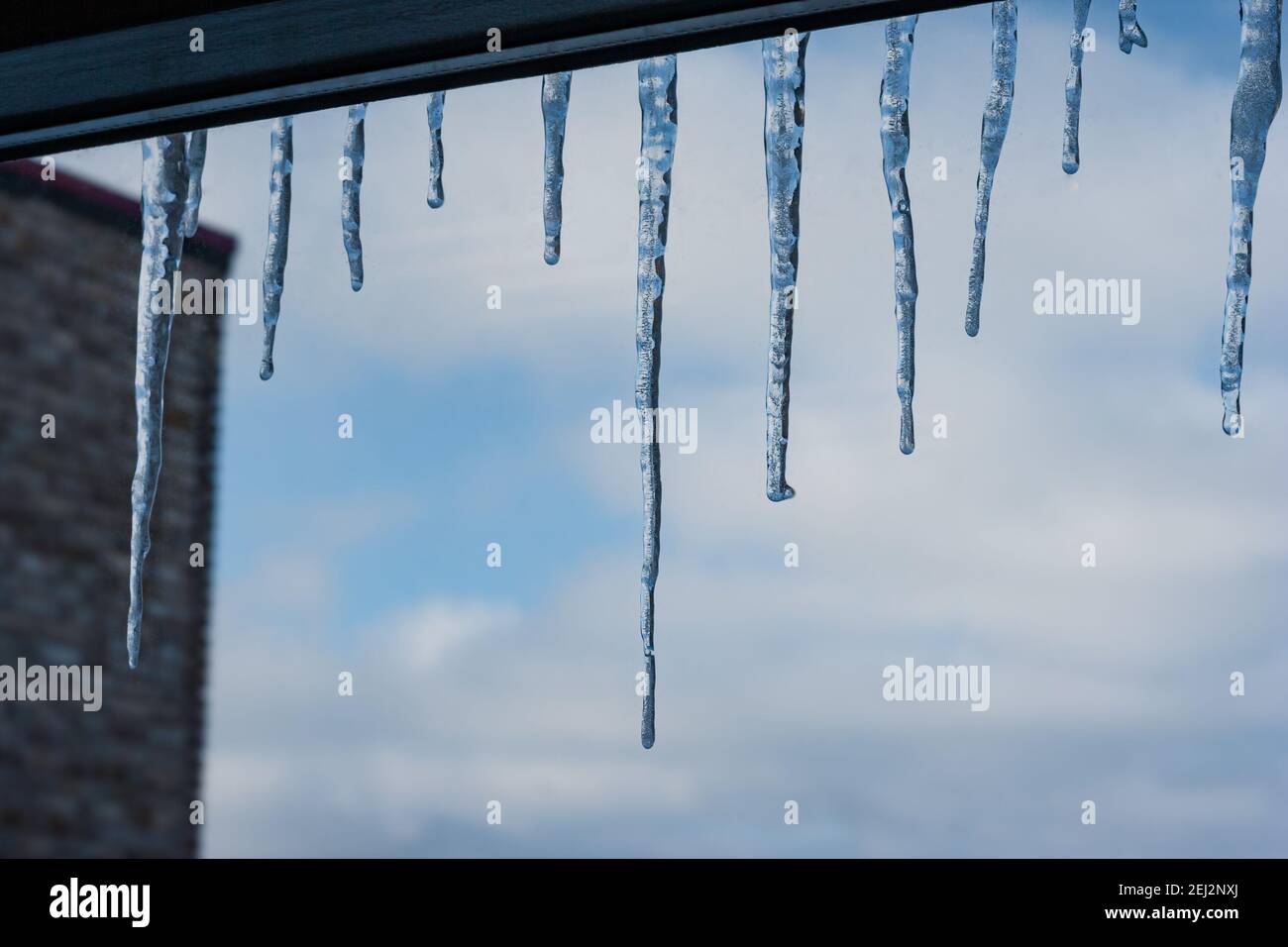 glaces sur une fenêtre en hiver Banque D'Images