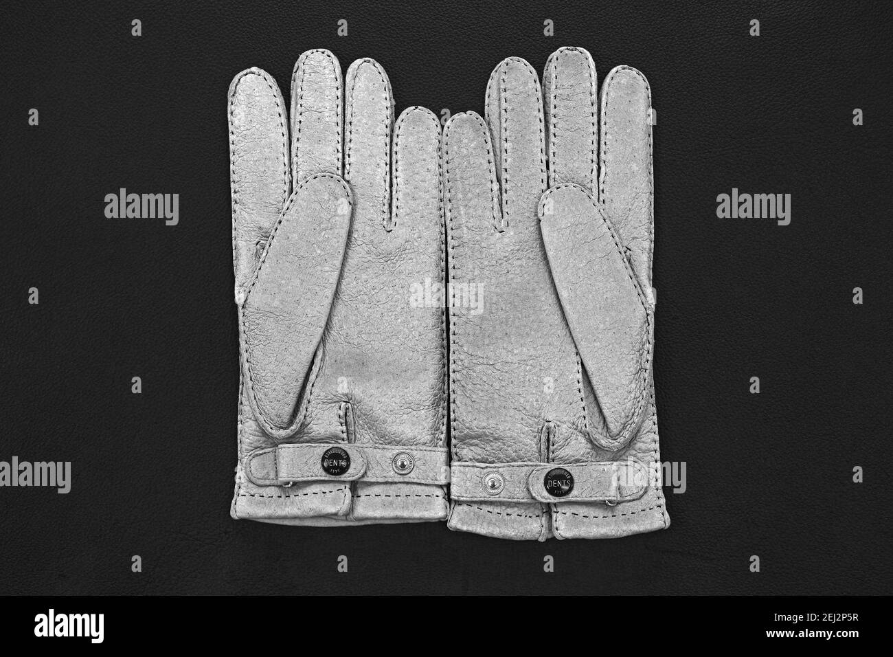 Royaume-Uni ,Worcester ,Warminster,dents fabricant de gants.paire de gants par dents avec étiquette isolée sur fond blanc. Banque D'Images