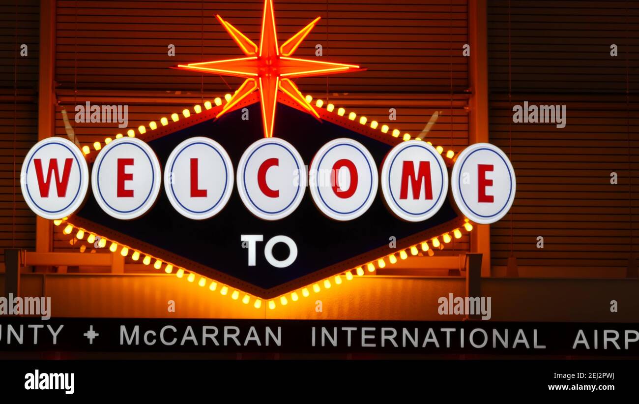 LAS VEGAS, NEVADA USA - 9 MARS 2020 : bienvenue dans le fabuleux panneau rétro éclairé au néon de Sin City à l'intérieur de l'aéroport McCarran. Accueil emblématique de style vintage s Banque D'Images