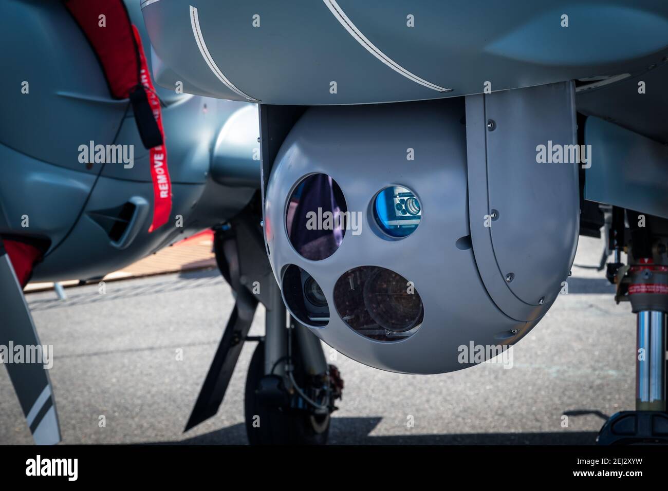 Boîtier de capteur de caméra sous un avion de surveillance Banque D'Images