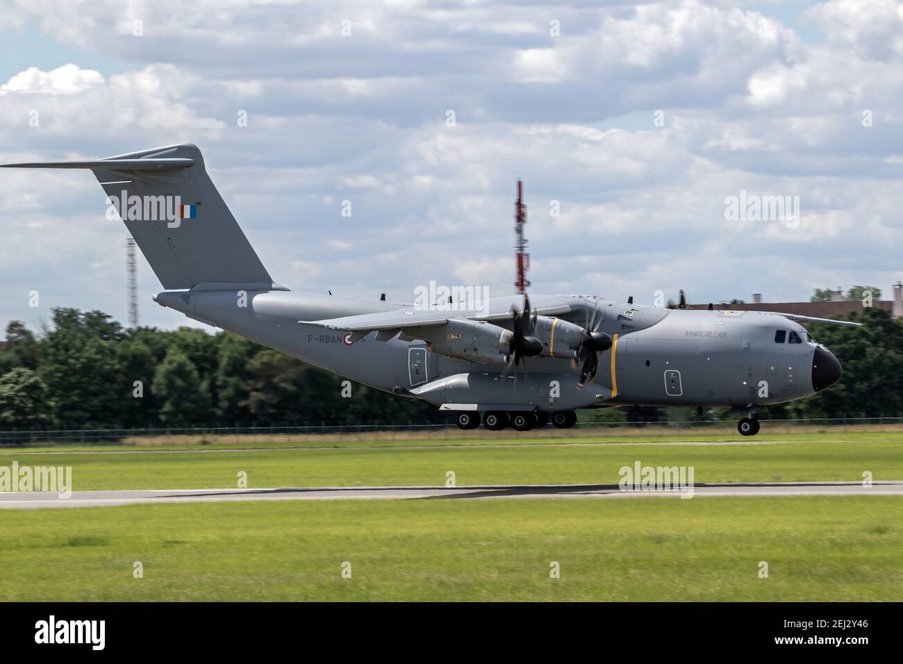 L'avion militaire de la Force aérienne française Airbus A400M débarque sur la piste de l'aéroport du Bourget. France - 21 juin 2019 Banque D'Images