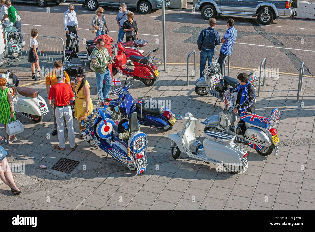 Brighton, Angleterre.Mods avec Vespa et Lambretta scooters à la traditionnelle banque vacances à Brighton, Royaume-Uni Banque D'Images