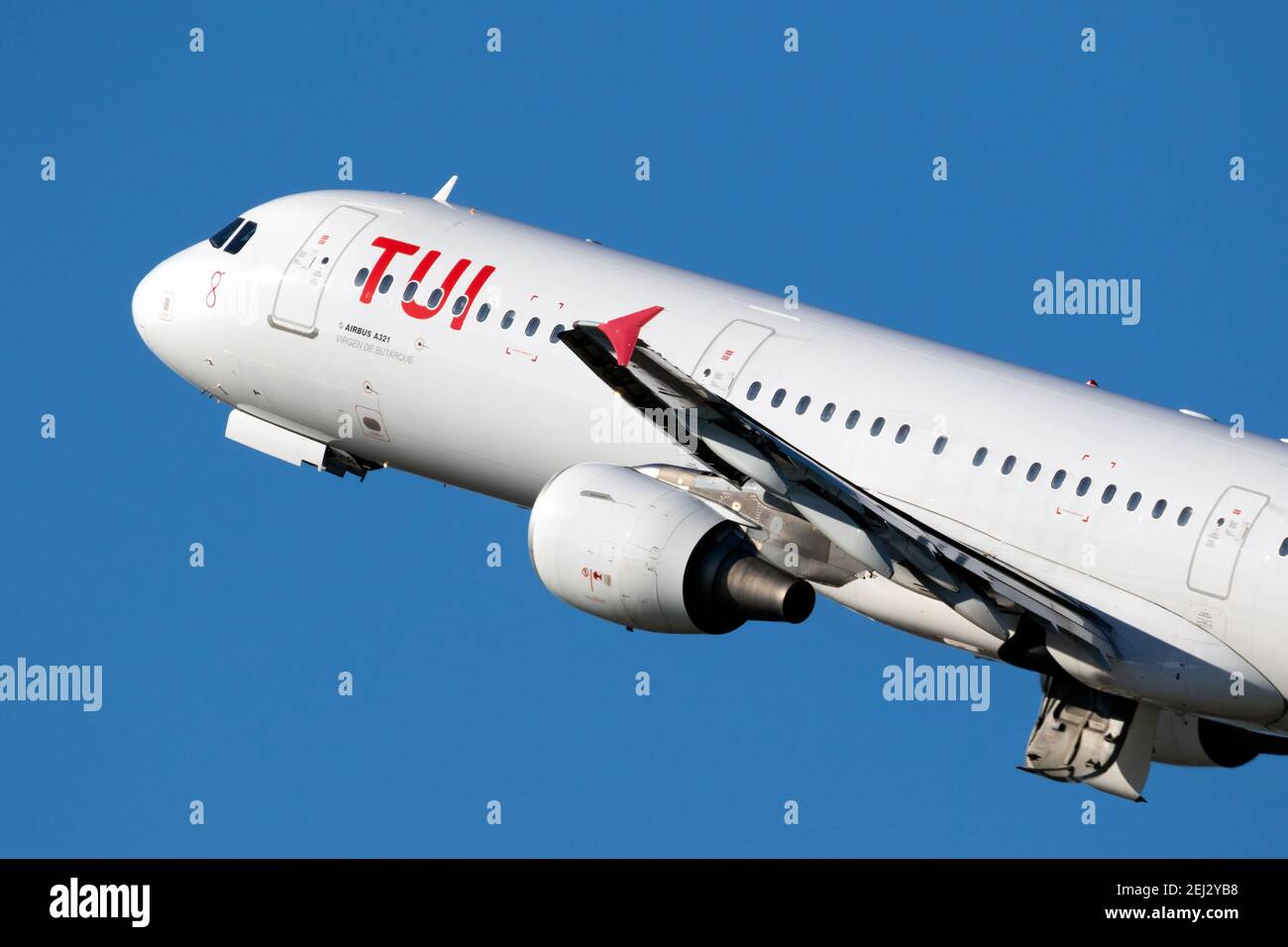 Avion passager Airbus A321 de TUI Airlines au départ de l'aéroport de Düsseldorf. Allemagne - 7 février 2020 Banque D'Images