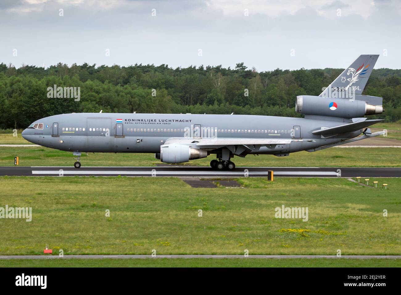 Royal Netherlands Air Force KDC-10 avion-citerne de 334 escadrons décollage de sa base de résidence à la base aérienne d'Eindhoven. Pays-Bas - 2 juillet 20 Banque D'Images