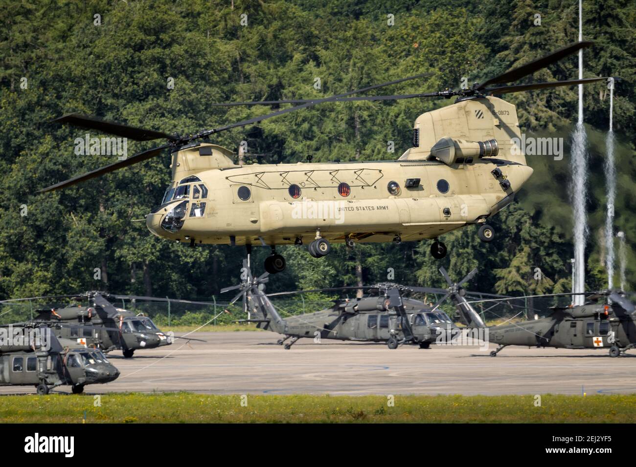 L'hélicoptère de transport de l'ARMÉE AMÉRICAINE Boeing CH-47F Chinook décollait en arrière-plan avec DES hélicoptères UH-60 Blackhawk. Pays-Bas - 2 juillet 2020 Banque D'Images