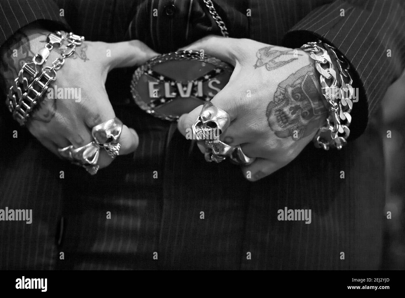 Teddy Boys avec anneaux de crâne et ceinture Elvis. Banque D'Images