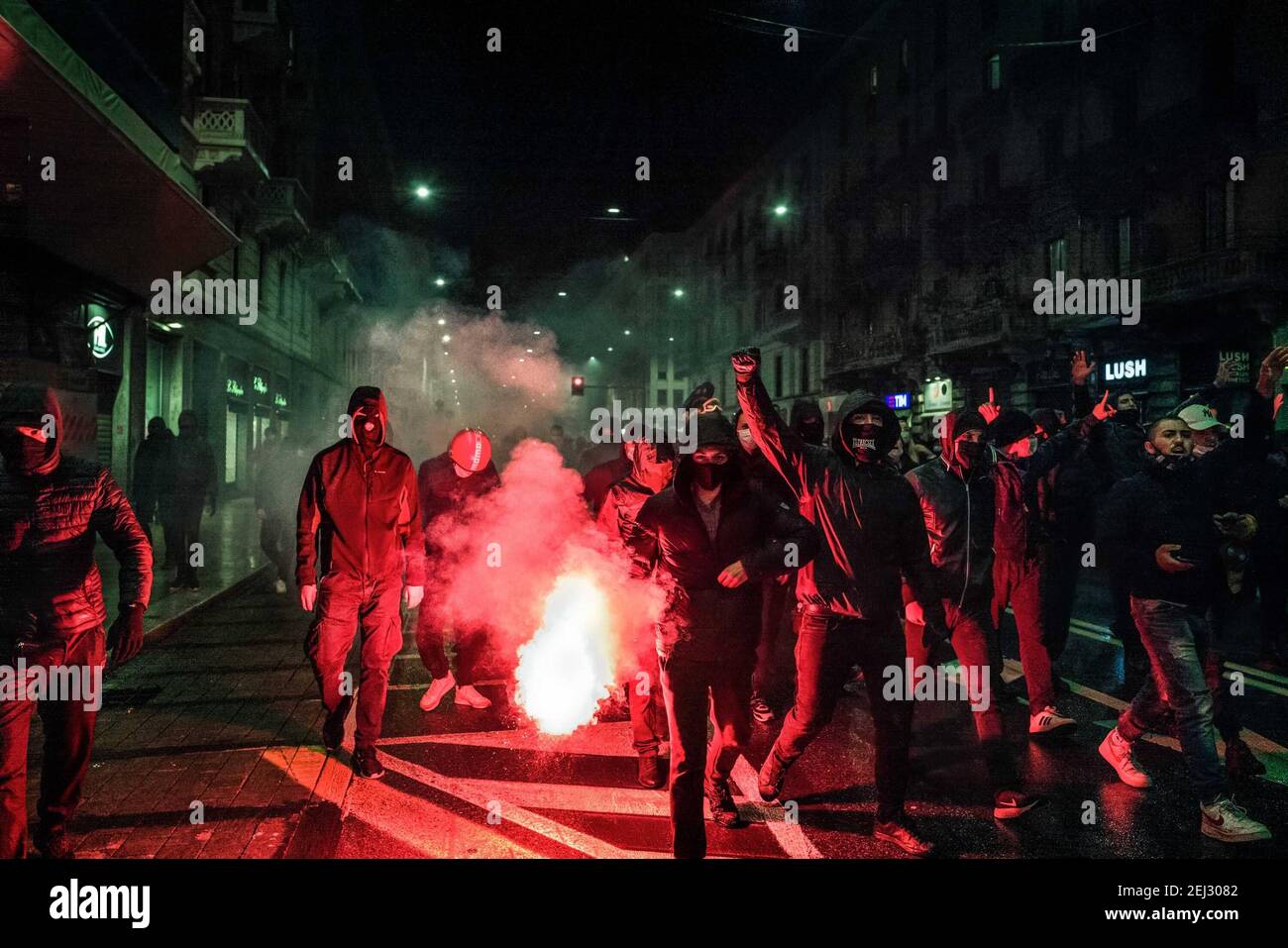 Milan 26 octobre 2020, manifestation contre de nouvelles restrictions contre les dissimulation du gouvernement italien, manifestation en cours buenos aires powered by ultras (Milan - 2021-02-19, Carlo Cozzoli) ps la photo peut être utilisée dans le contexte dans lequel elle a été prise, Et sans l'intention diffamatoire du décorum du peuple représenté usage éditorial seulement Banque D'Images