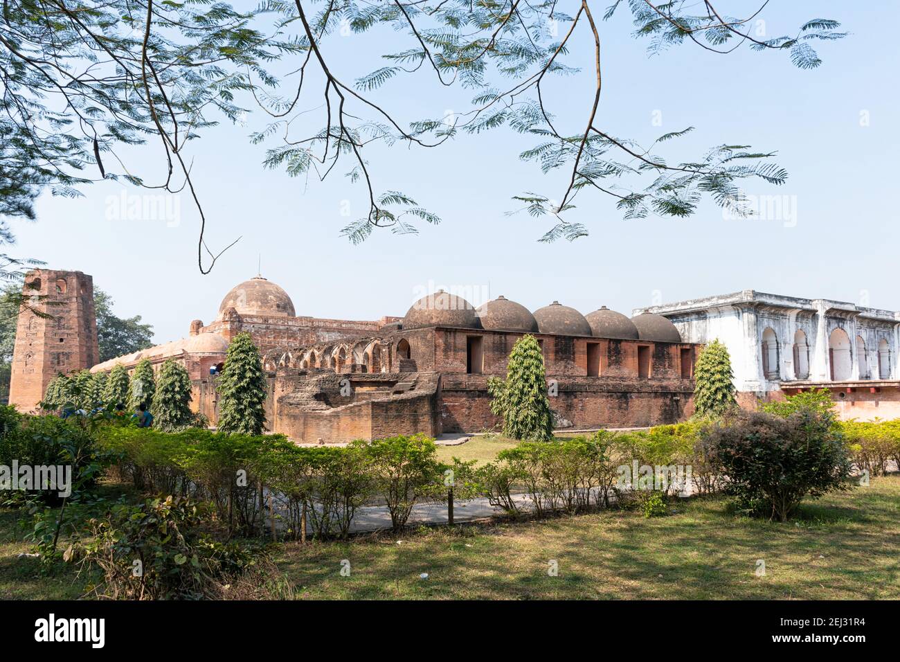 Vue sur Katra Masjid, l'un des plus grands caravansérail du sous-continent indien. Situé à Barowaritala, Murshidabad, Bengale-Occidental, Inde. Islamique A. Banque D'Images