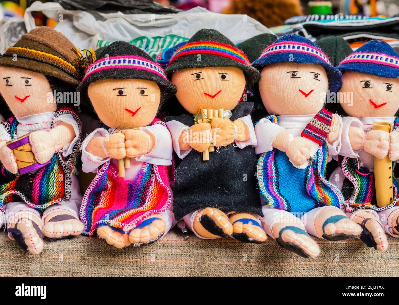 Rangée de poupées de chiffon mâles en vêtements traditionnels jouant des instruments de musique, marché Otavalo, Équateur Banque D'Images