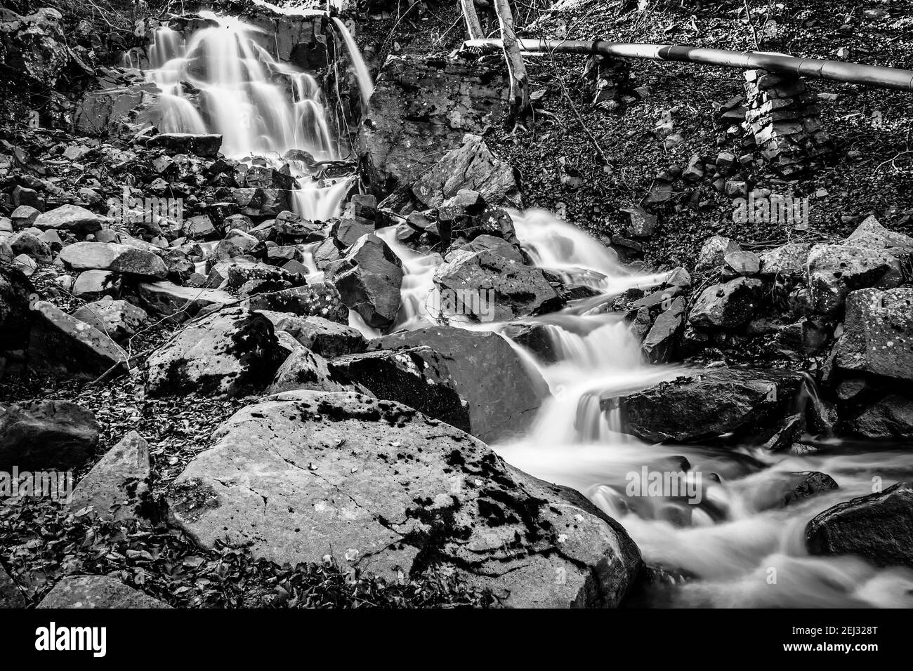 Vue en noir et blanc sur les cascades de Lago Santo Modenese, Émilie-Romagne, Italie Banque D'Images