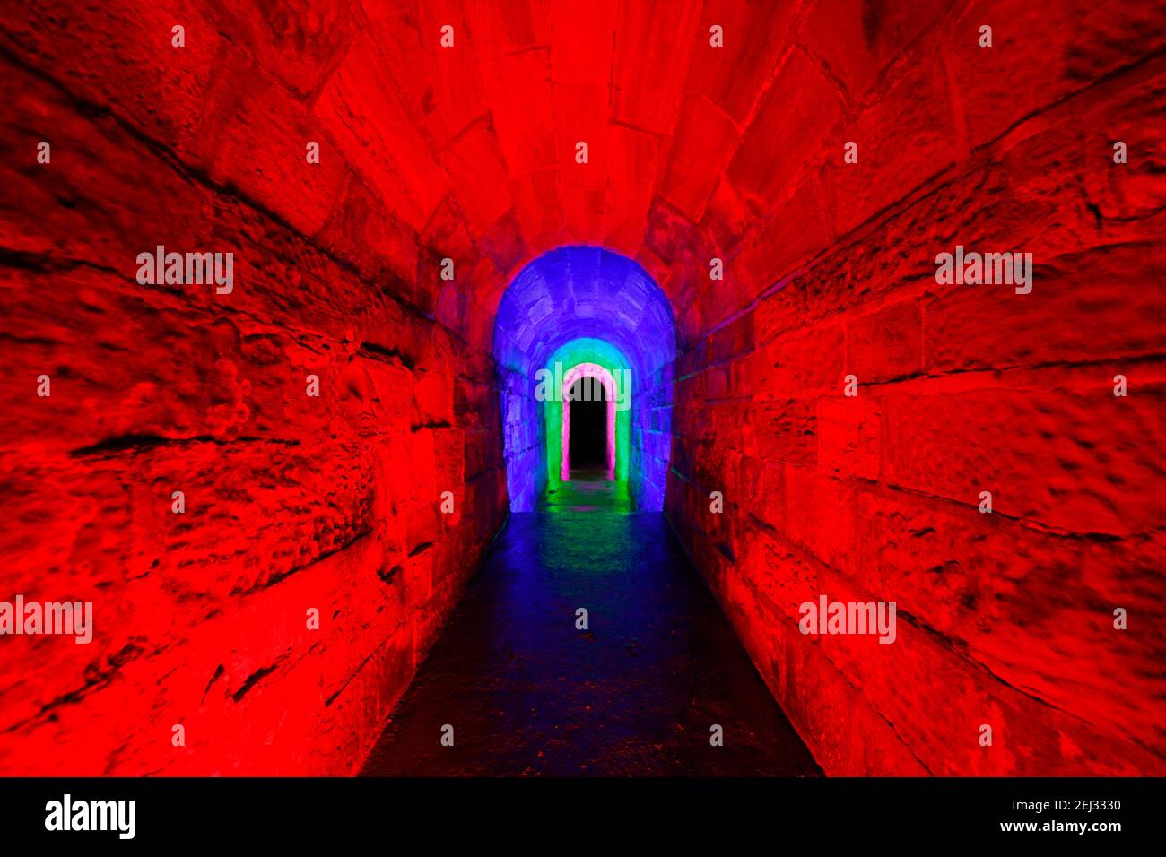 Un tunnel de débordement d'eau d'un lac à Temple Newsam à Leeds. Le tunnel a été éclairé à l'aide d'une lumière portable RVB. Banque D'Images