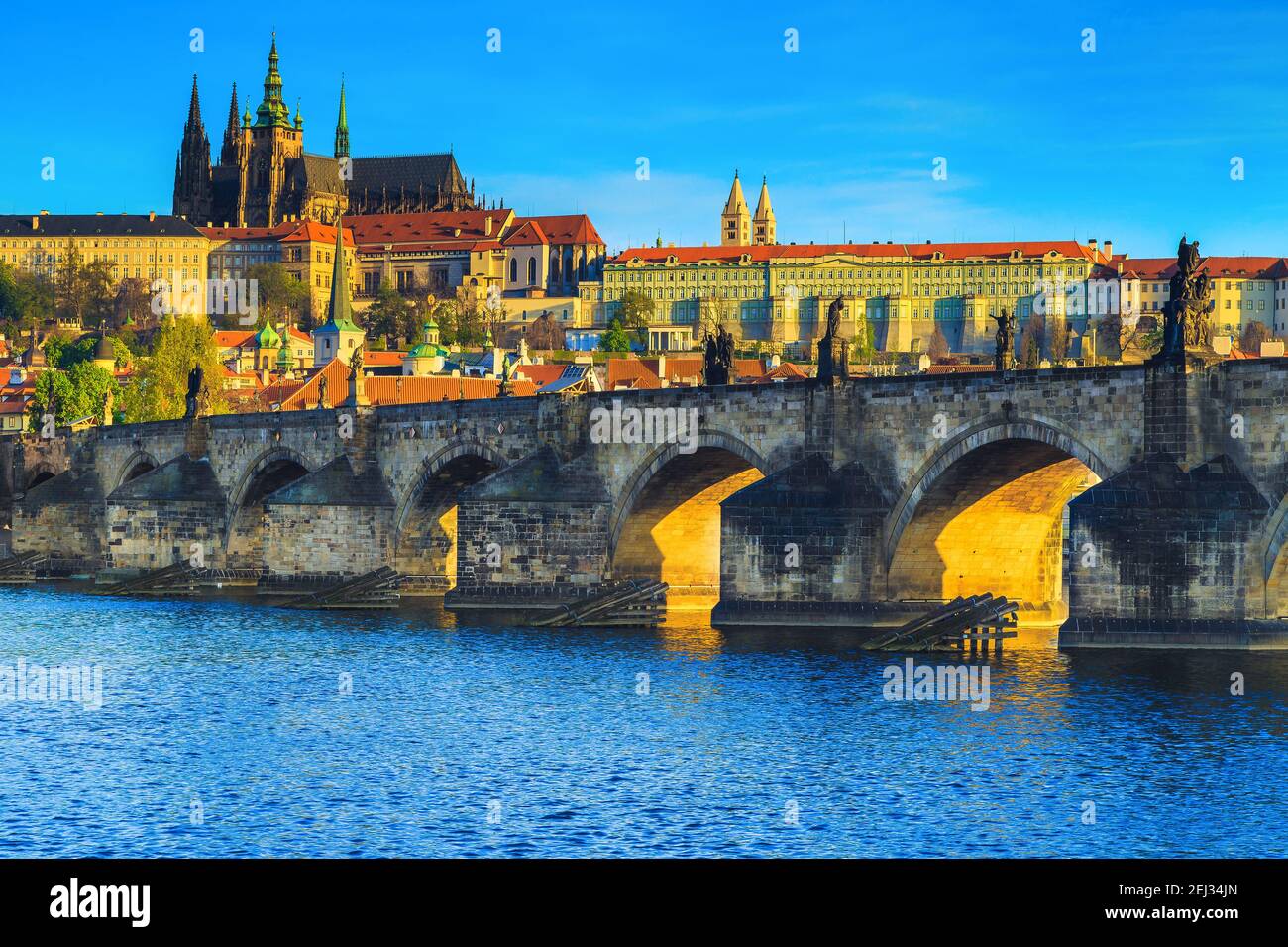 Lieu touristique bien connu avec vue imprenable depuis le pont Charles et le château en arrière-plan au lever du soleil, Prague, République tchèque, Europe Banque D'Images